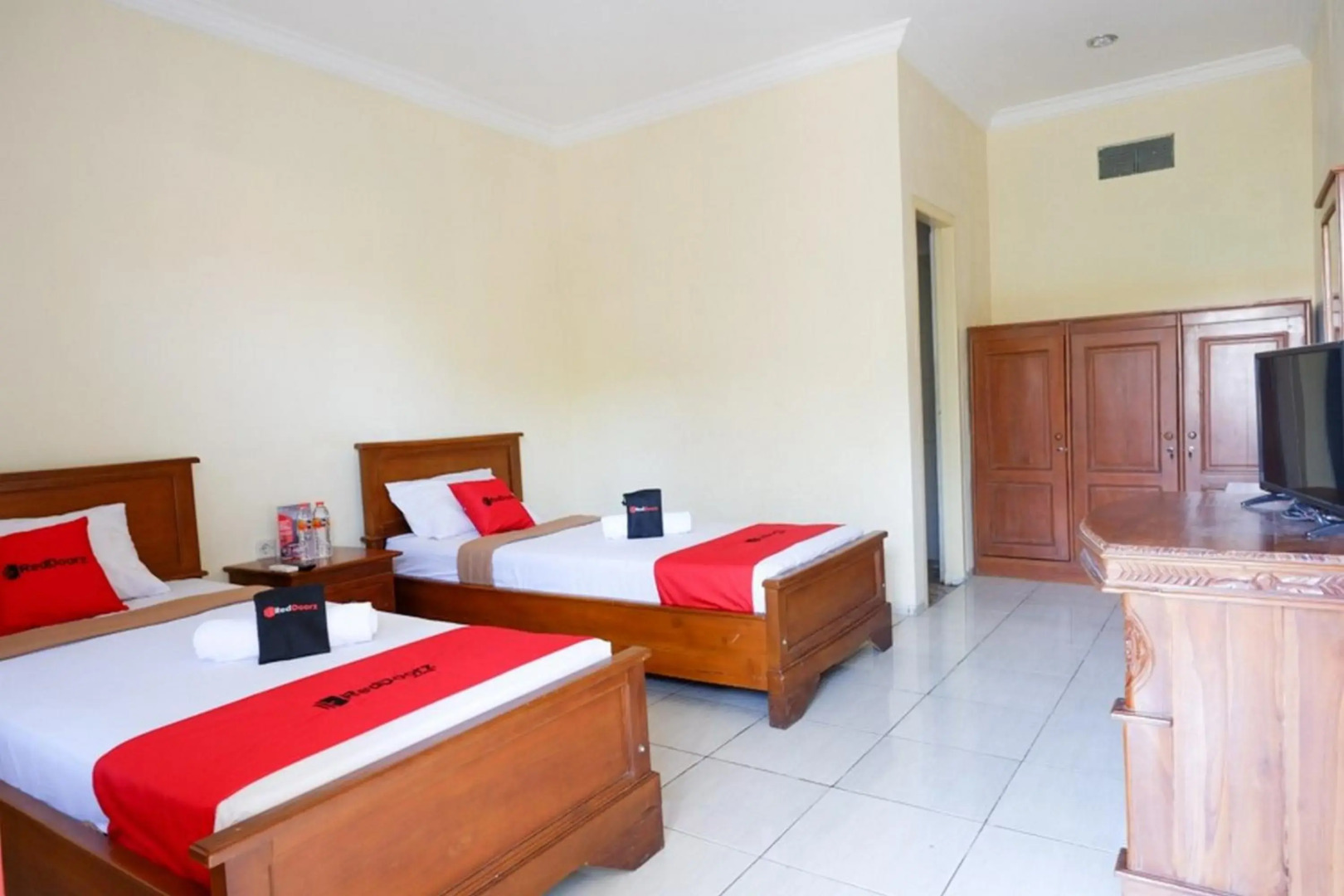 RedDoorz Plus near Stadion Wijaya Kusuma