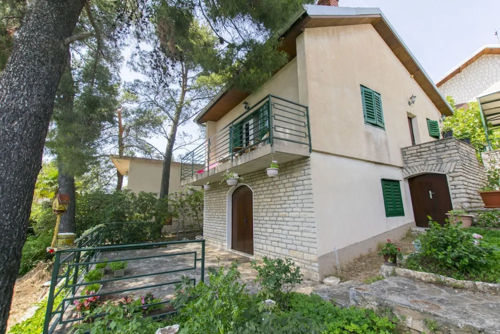 Apartment In the shadow