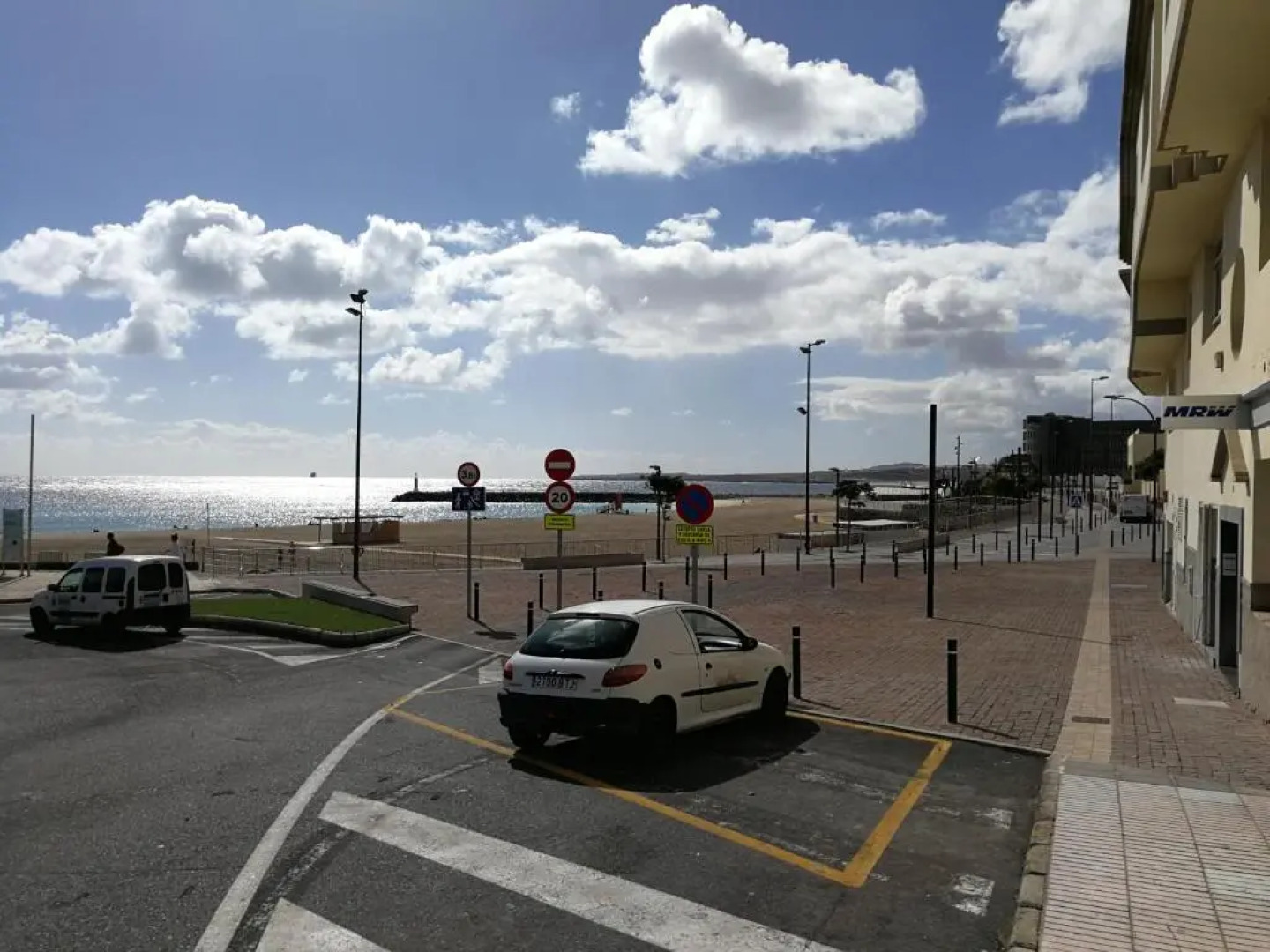 1V - Luxury Apartment Near Beach