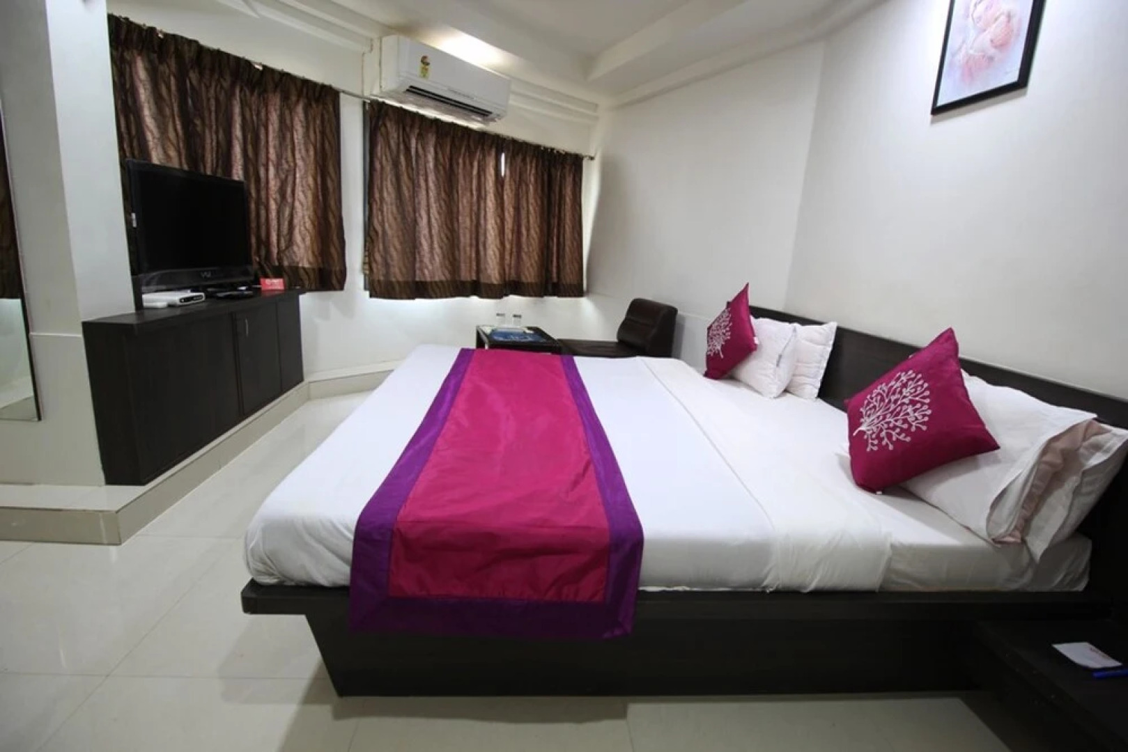 OYO 1360 Hotel Cross Road