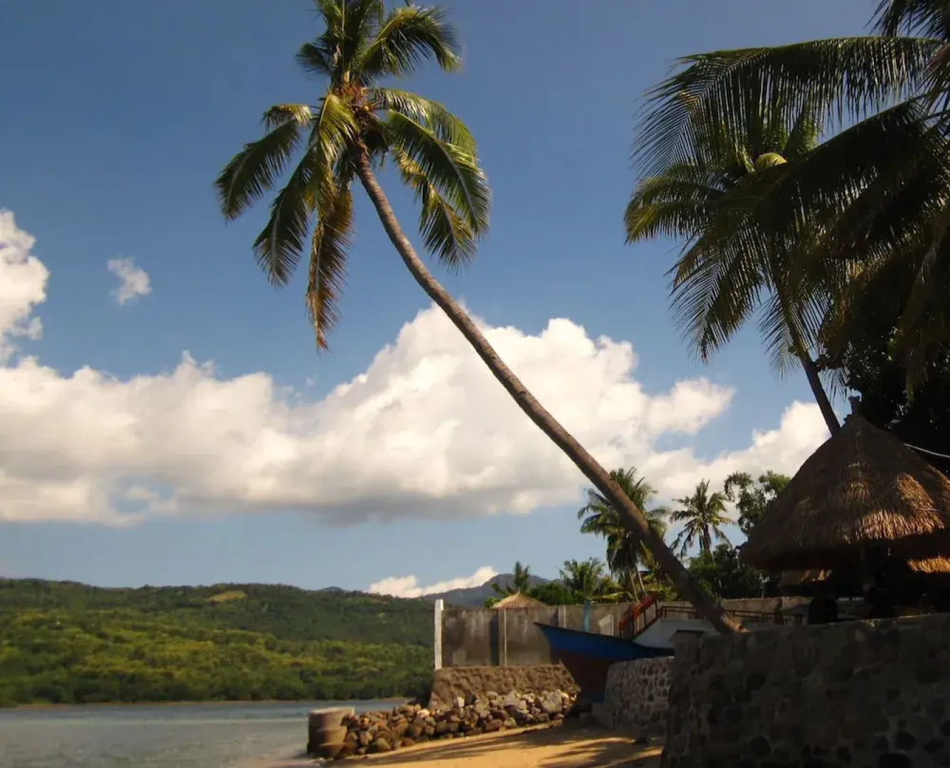 Larantuka Beach Apartments.