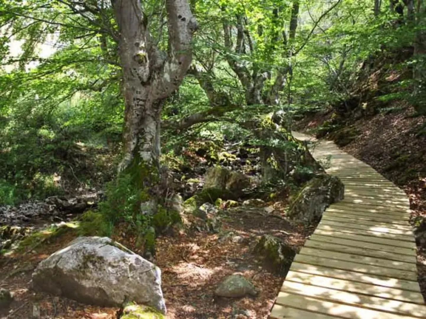 Rustic, 3-bedroom House in Villamanín With a Furnished Terrace, Garden