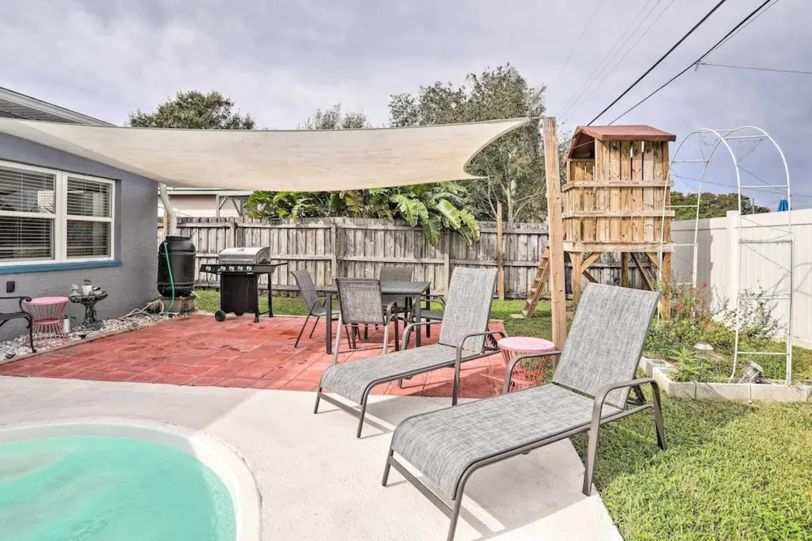 Sun-kissed Largo Escape: Private Pool & Patio