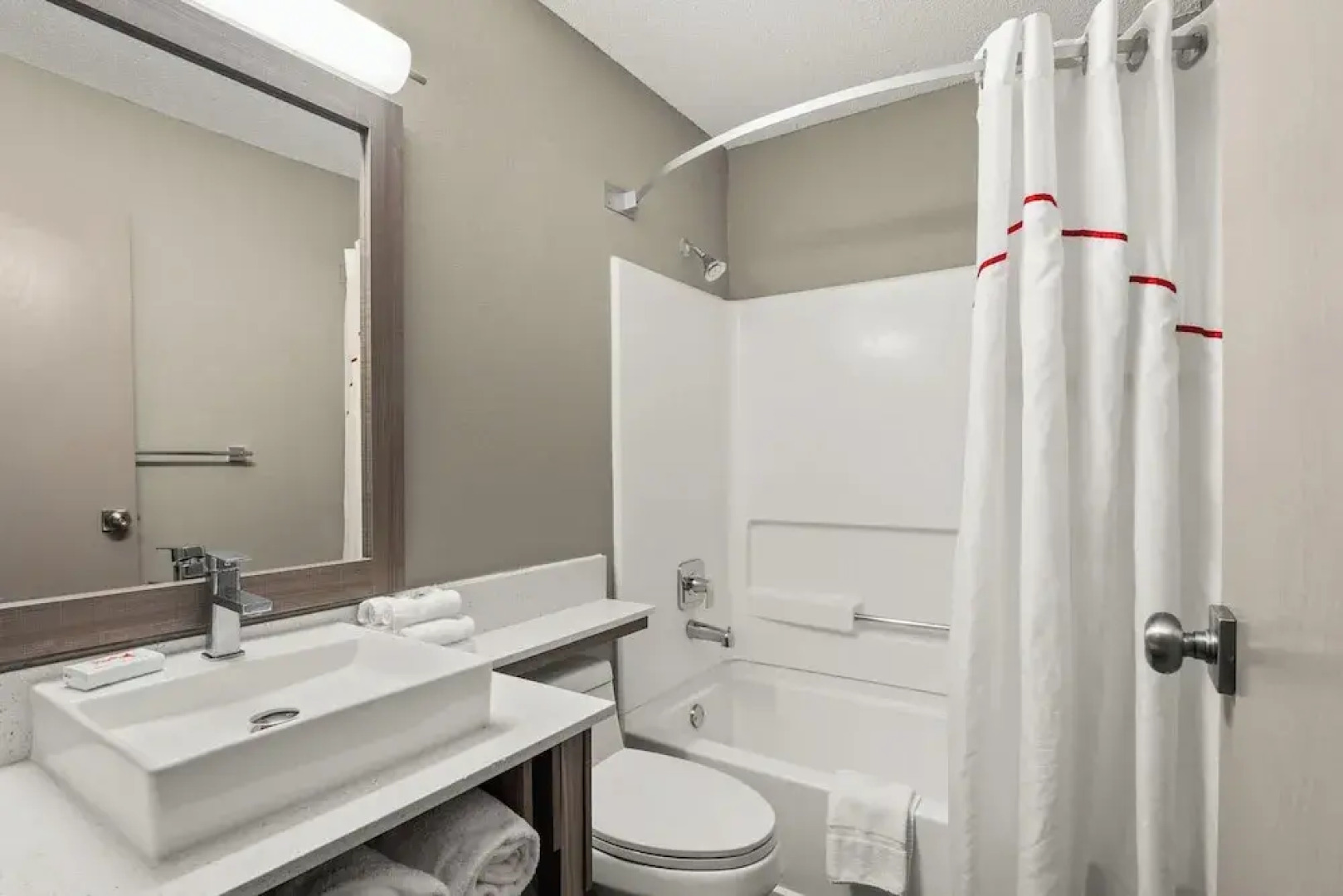 Red Roof PLUS+ Belleville