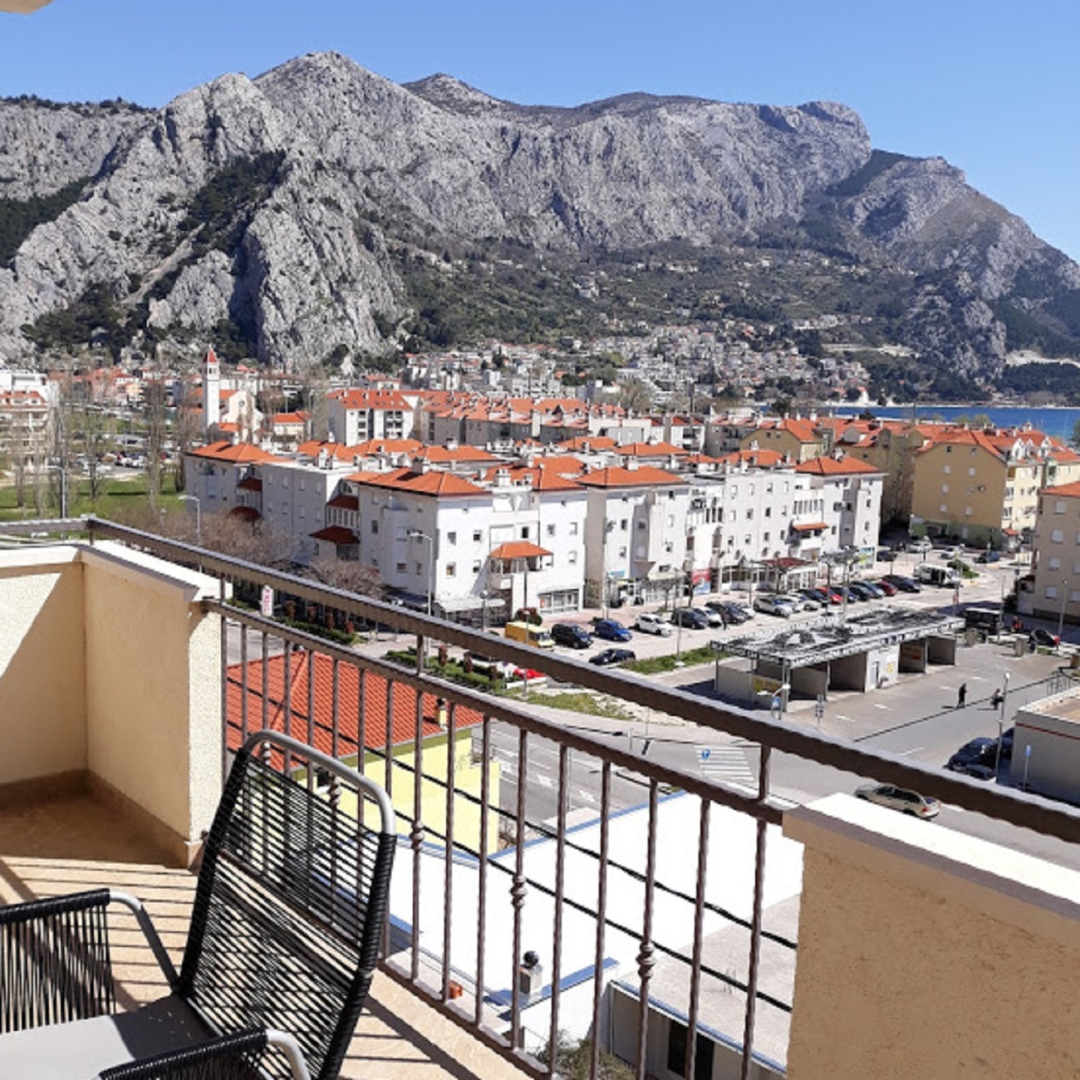 Apartment Zdravko - with parking : A1 Omis, Riviera Omis
