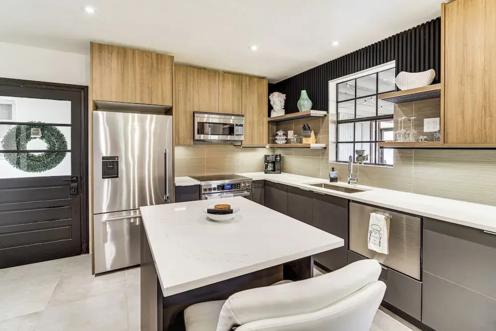 Walk to Beach & Eats: Modern Indialantic Apt