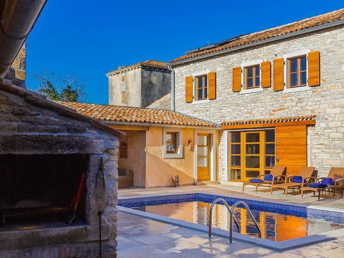 Beautiful Villa Consisting of two Houses With Private Pool, Near Pula and Beach