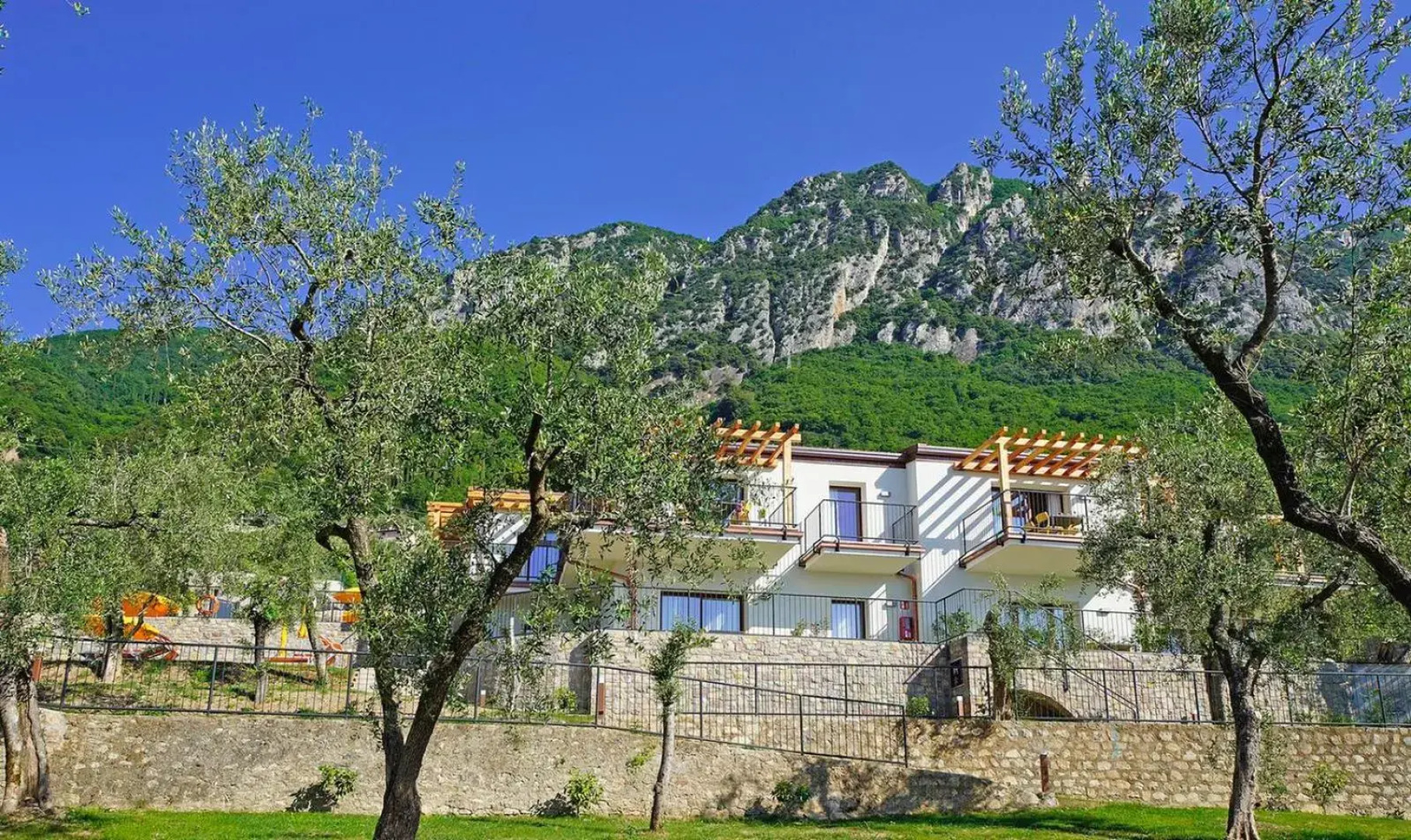 Residence Dany Appartamenti Con Cucina Vista Lago Piscina E Parcheggio