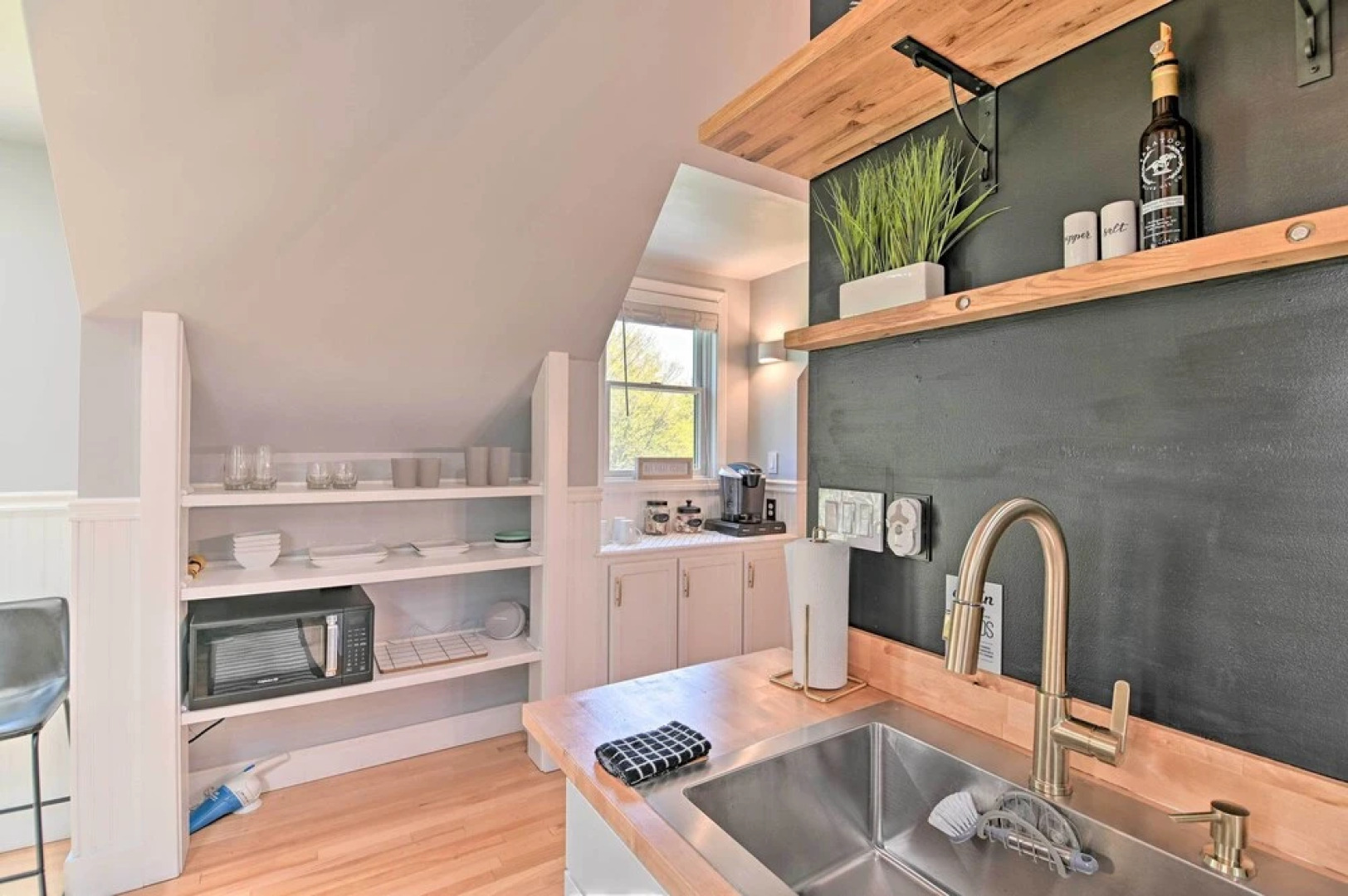 Stylish Studio w/ Fireplace ~ 3 Mi From Dtwn!