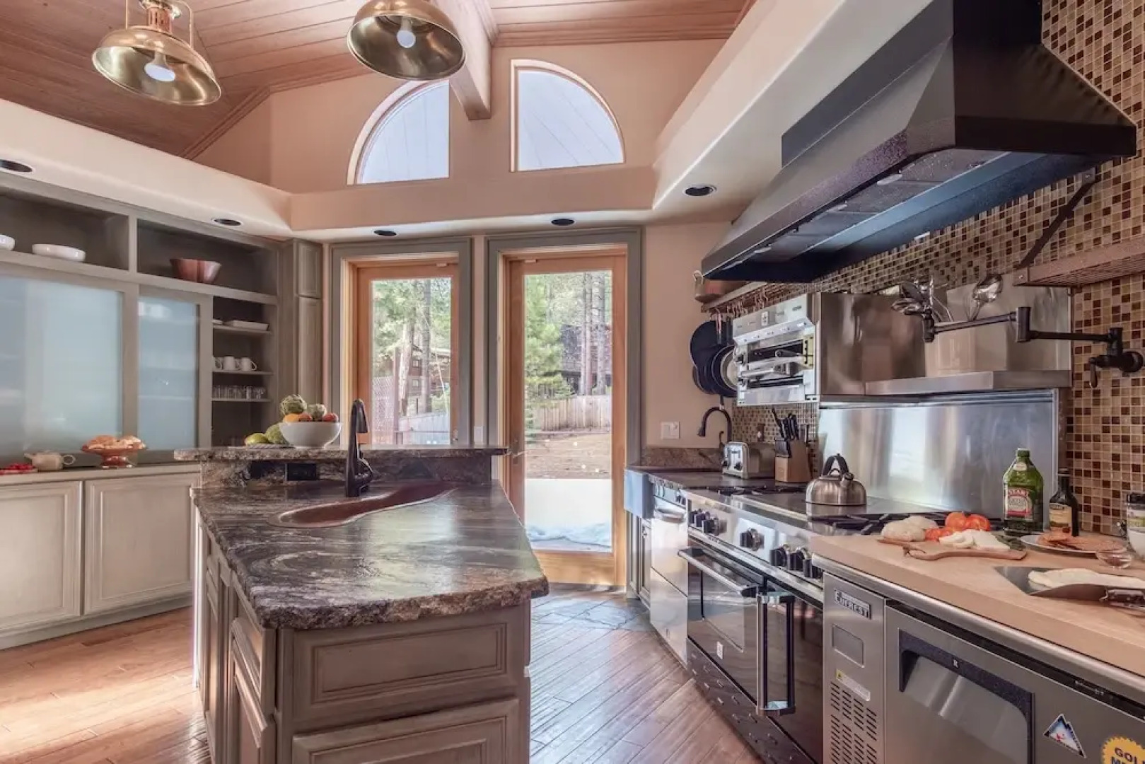 Ponderosa by Avantstay Spacious Cabin w/ Large Deck & Hot Tub 10min to Mtn