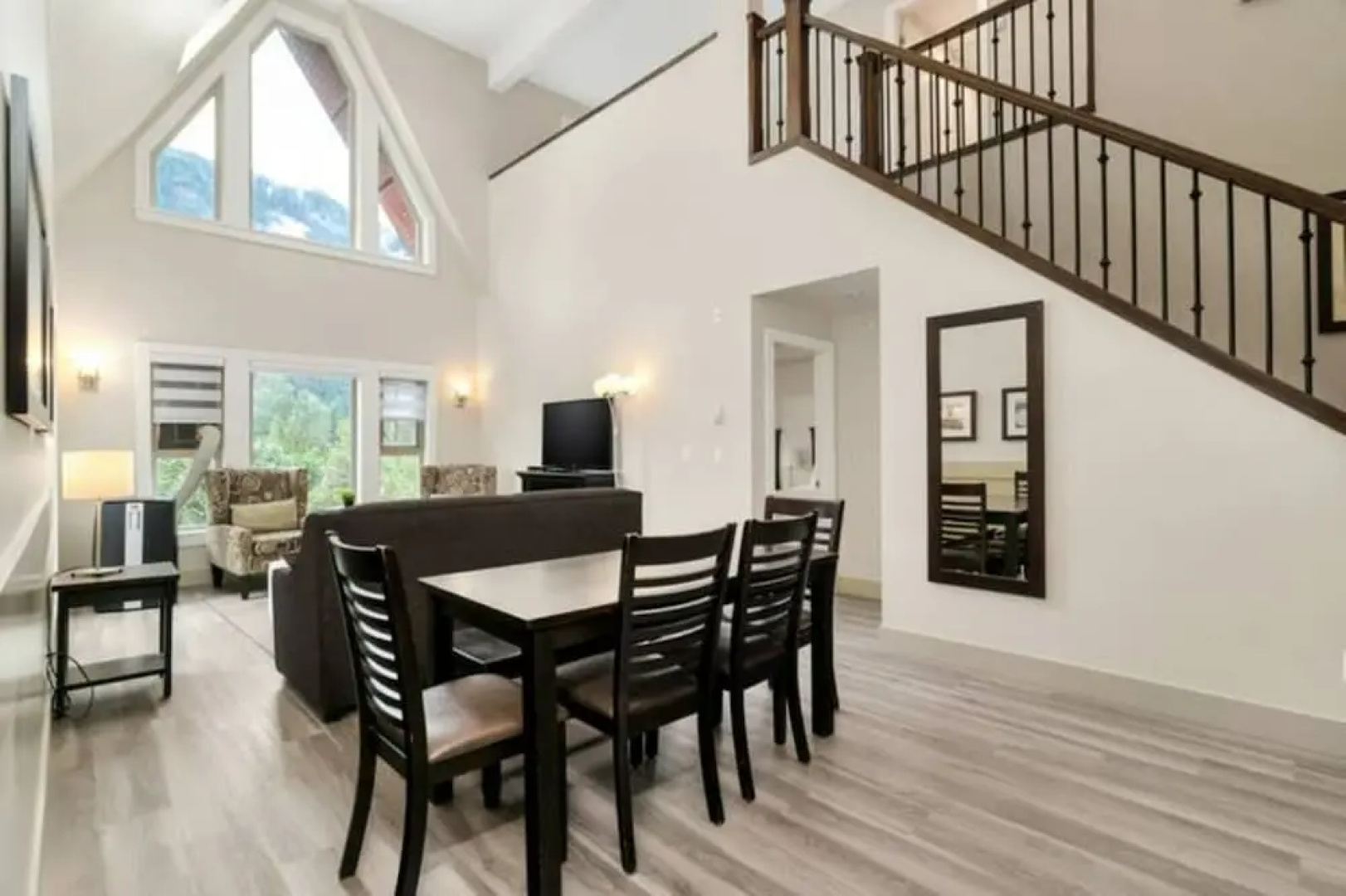 Modern 4BR Penthouse With Lake Views