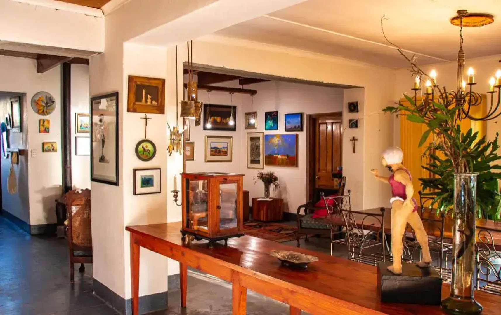 Ebonymoon Guest House and Studio