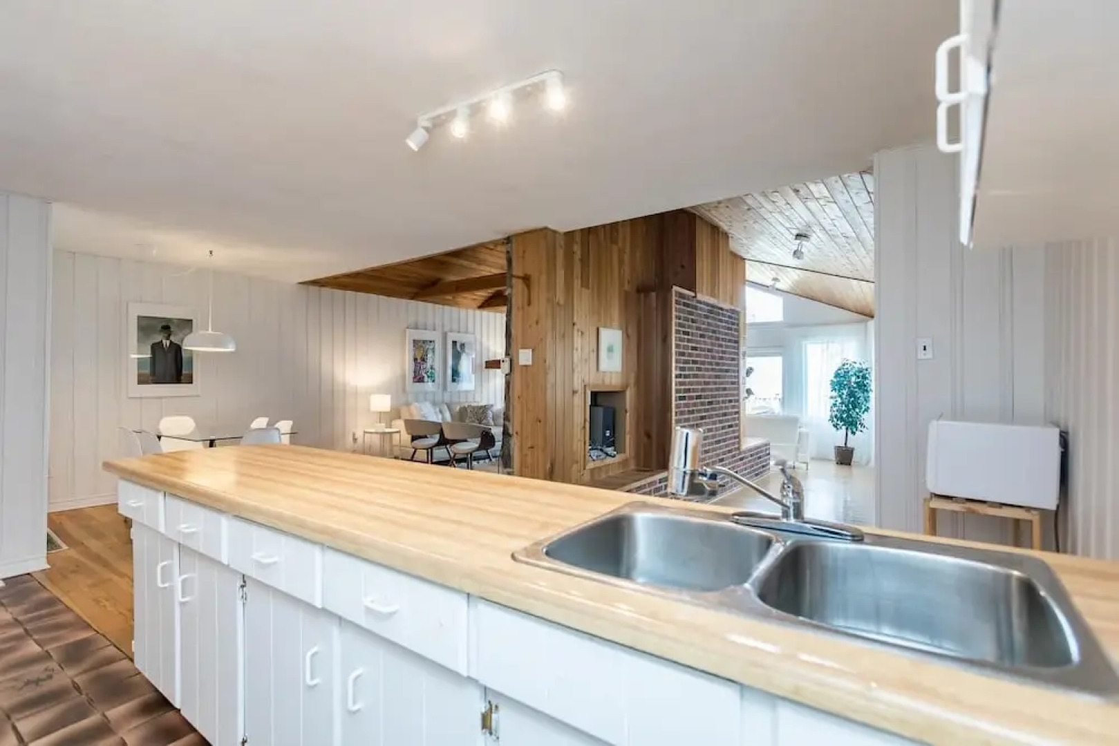 Grandview Beach House an Incredible Beach Waterfront is Waiting for You!