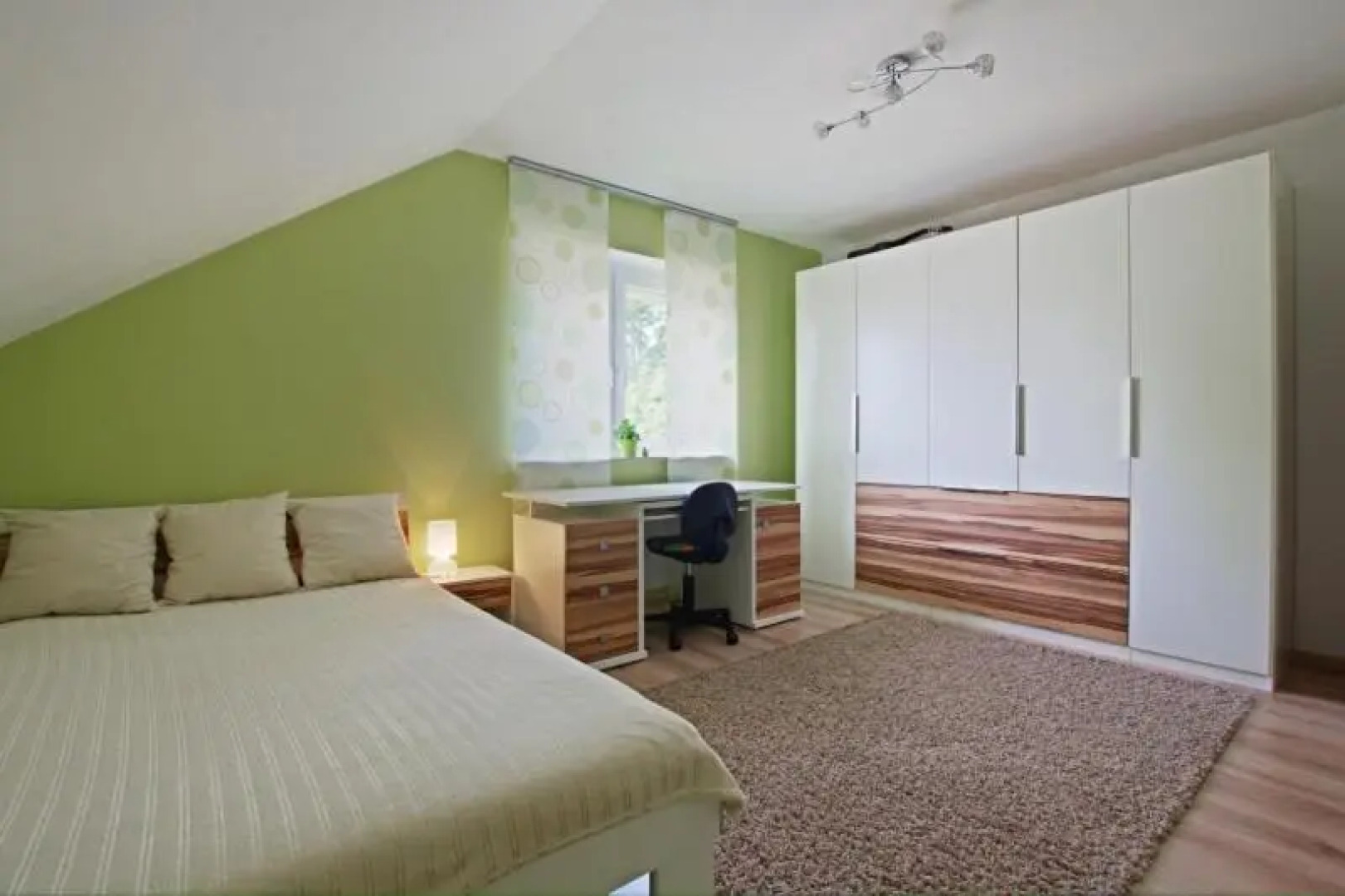 ID 4945 - Private Rooms