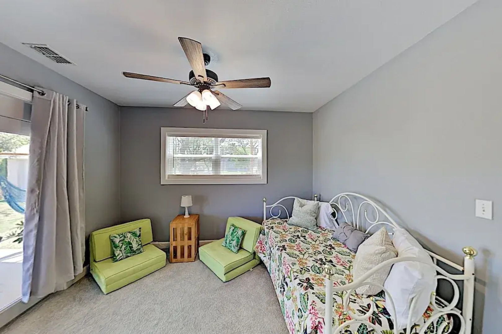 Deluxe Getaway: Big Corner Lot, Great Locale! 3 Bedroom Home