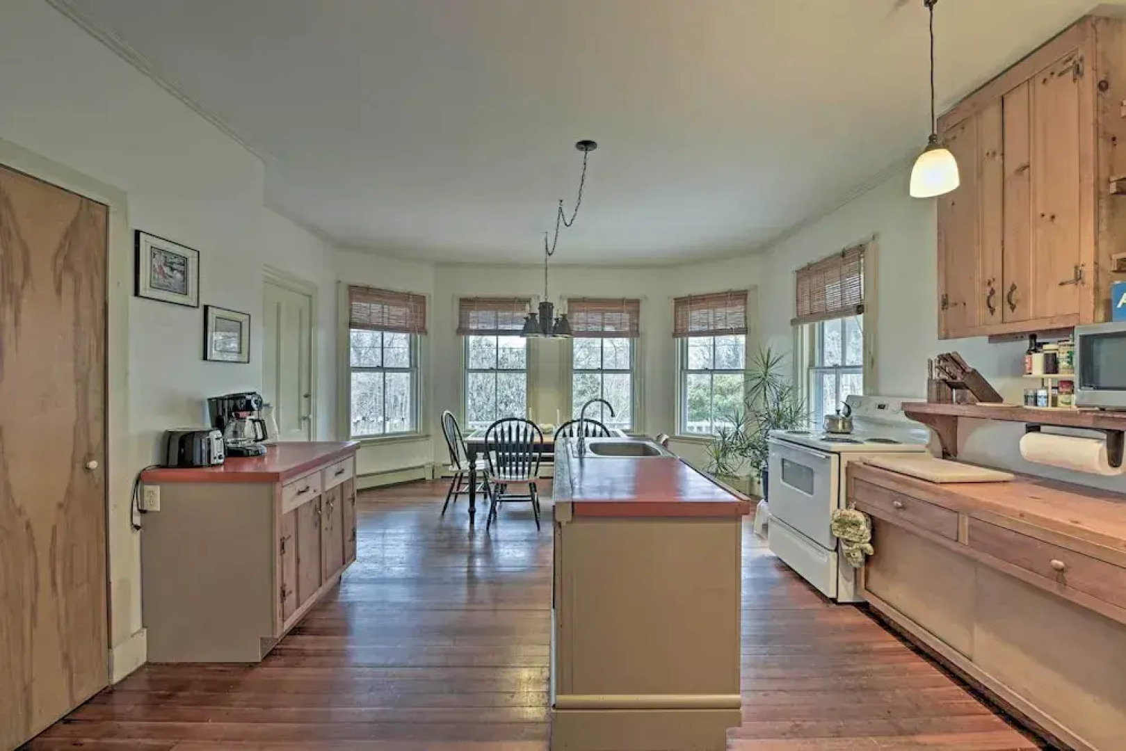 Easy Access to Beaches: Vineyard Haven House