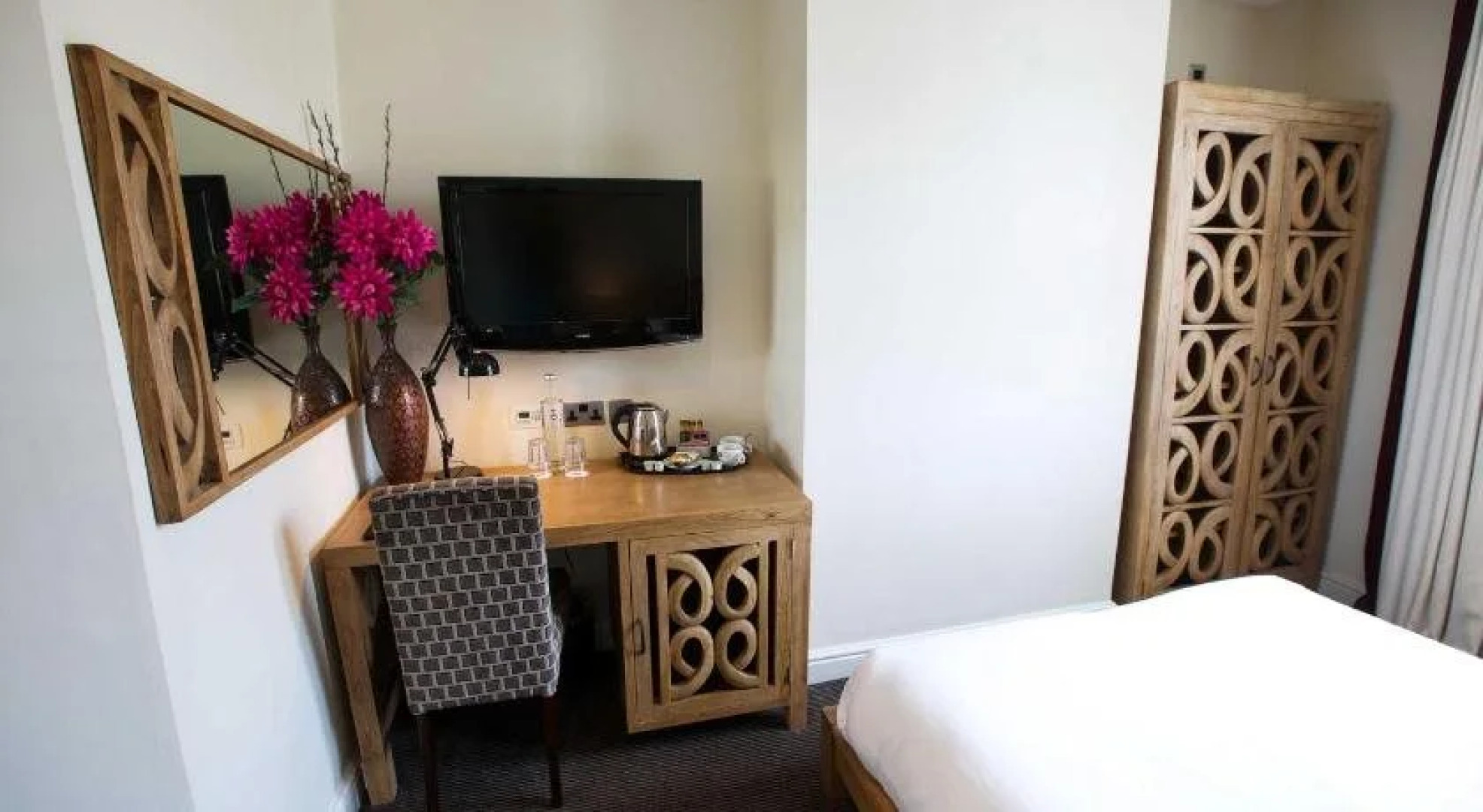 Cinnabar Cafï¿½ Hotel