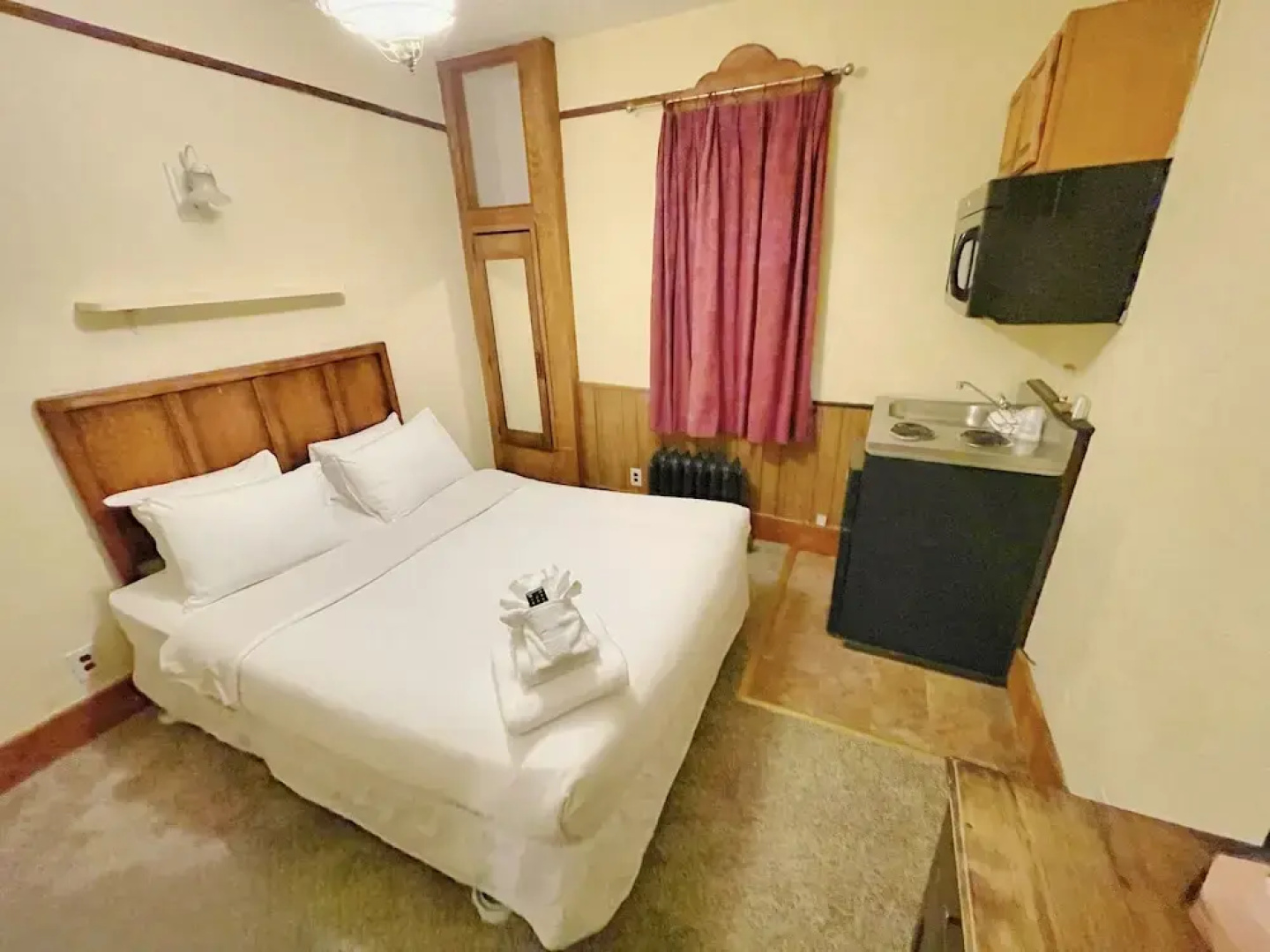 Alaskan Hotel and Bar