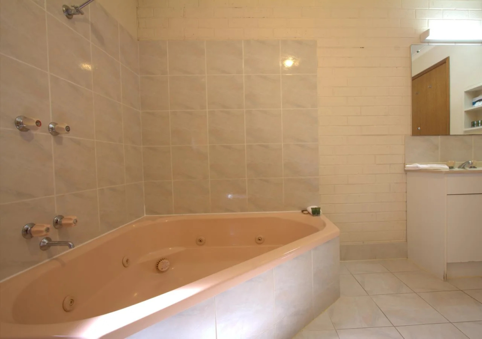 Blue Whale Motor Inn & Apartments