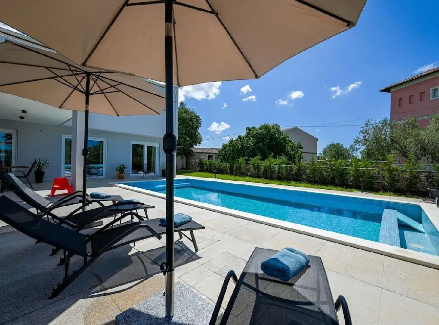 Matohanci Dazzling Villa With Pool