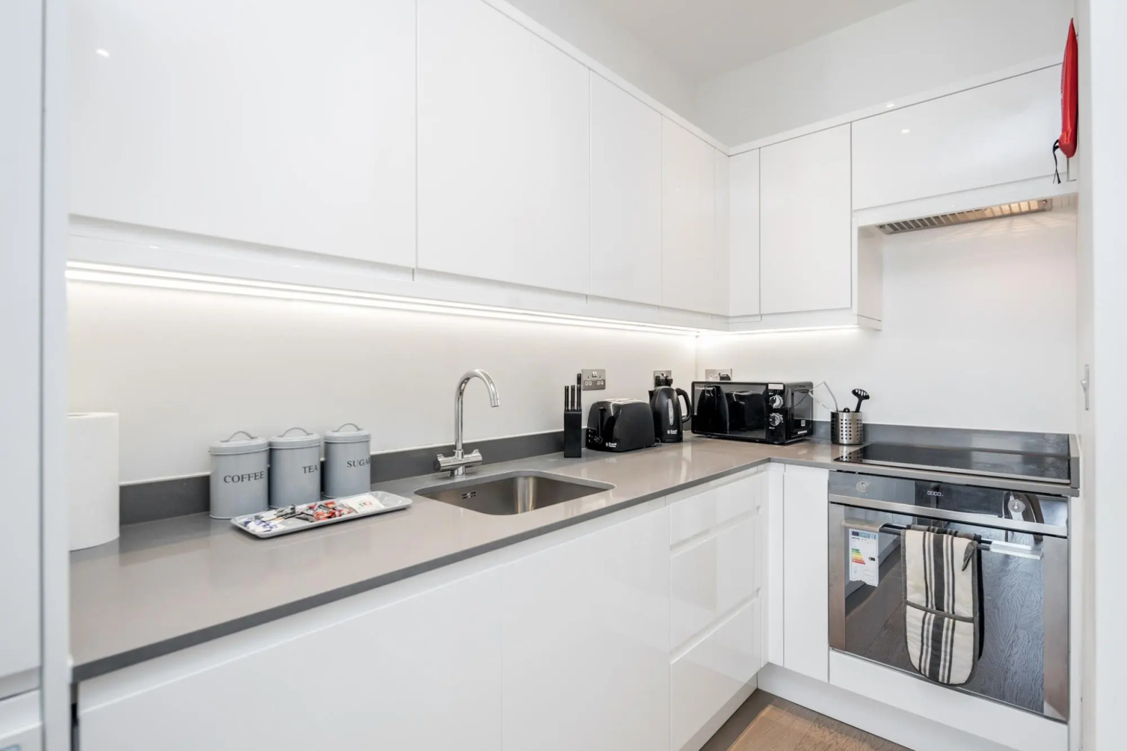 2 Bedroom Top Floor Grosvenor's Luxury Apartment - 5 mins Walk to the Station, Free WiFi