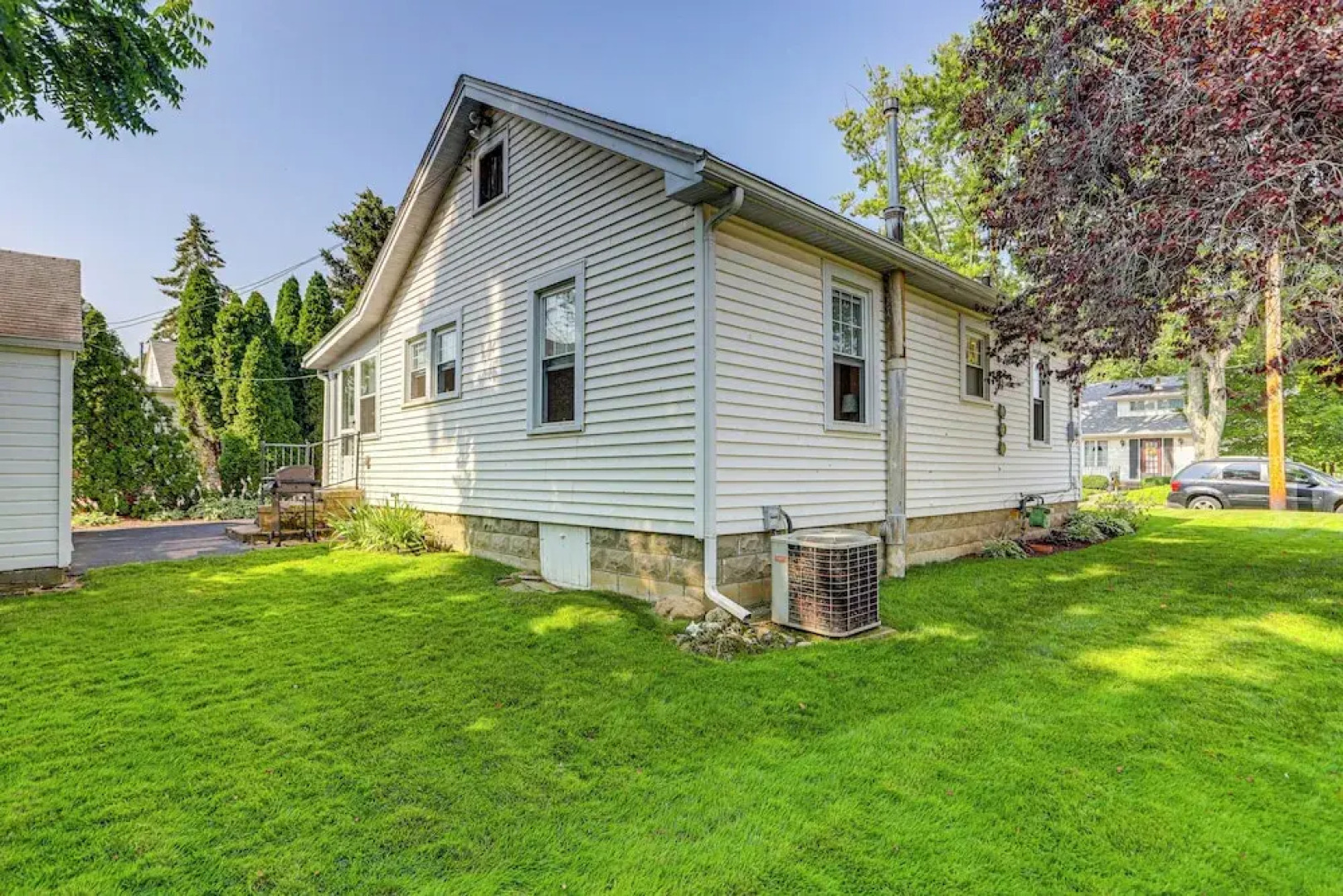 Walk to Private Beach: Lake Erie Retreat w/ Yard!