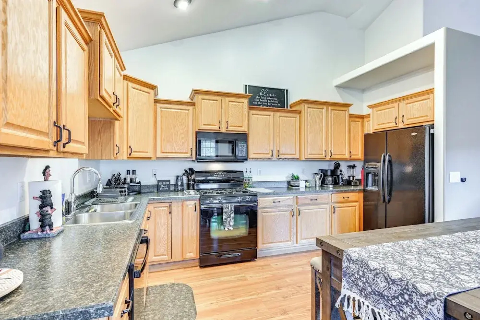 12 Mi to Flagstaff: Pet-friendly Home w/ Sunroom!