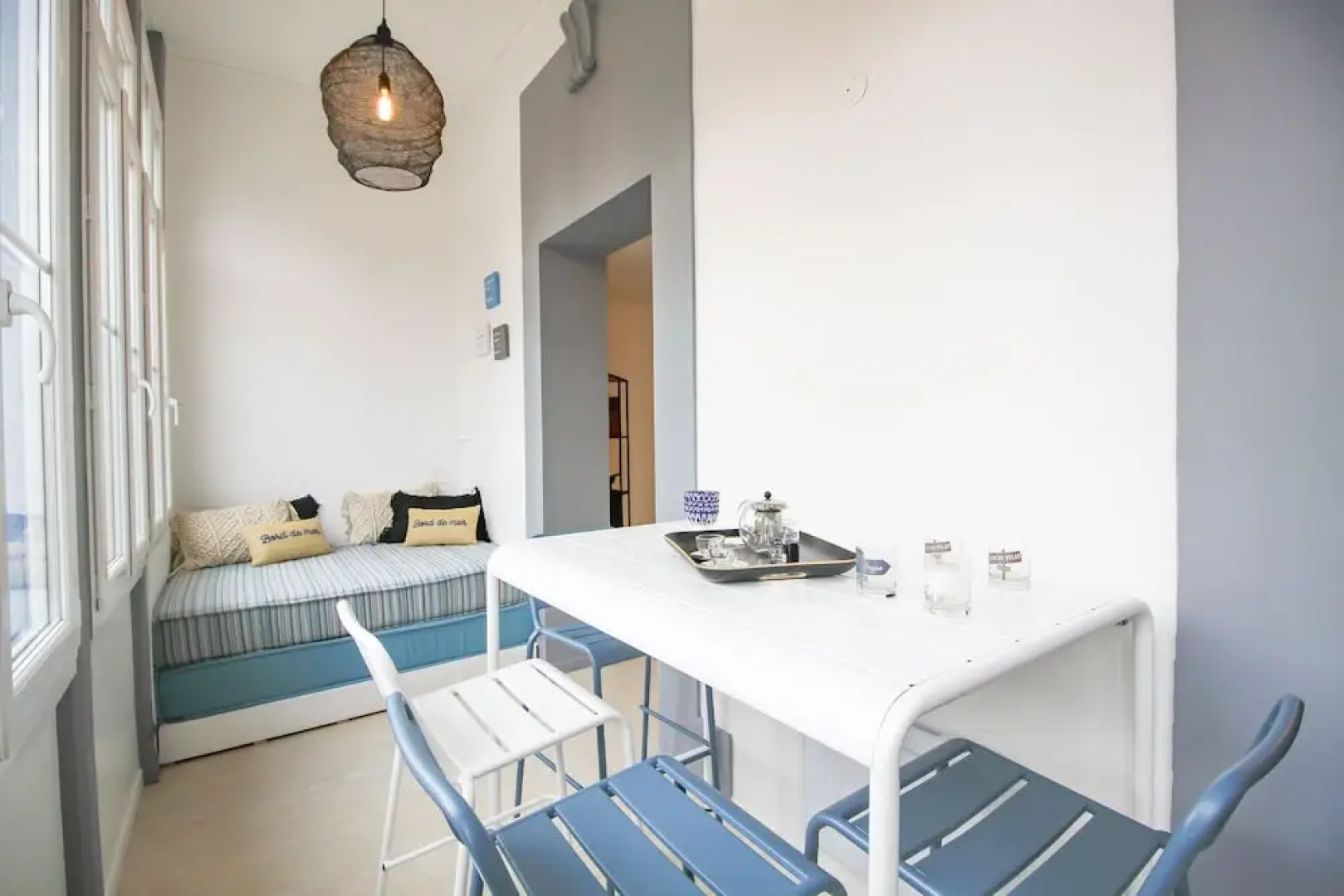 Maison bleue du bassin