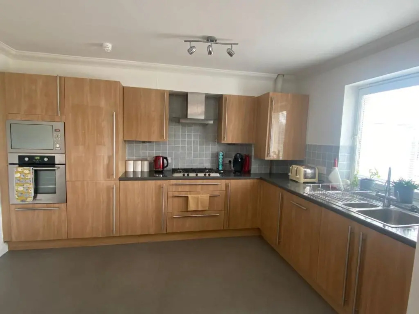 The Duplex Nairn- Spacious 3 Bedroom with sunny balcony