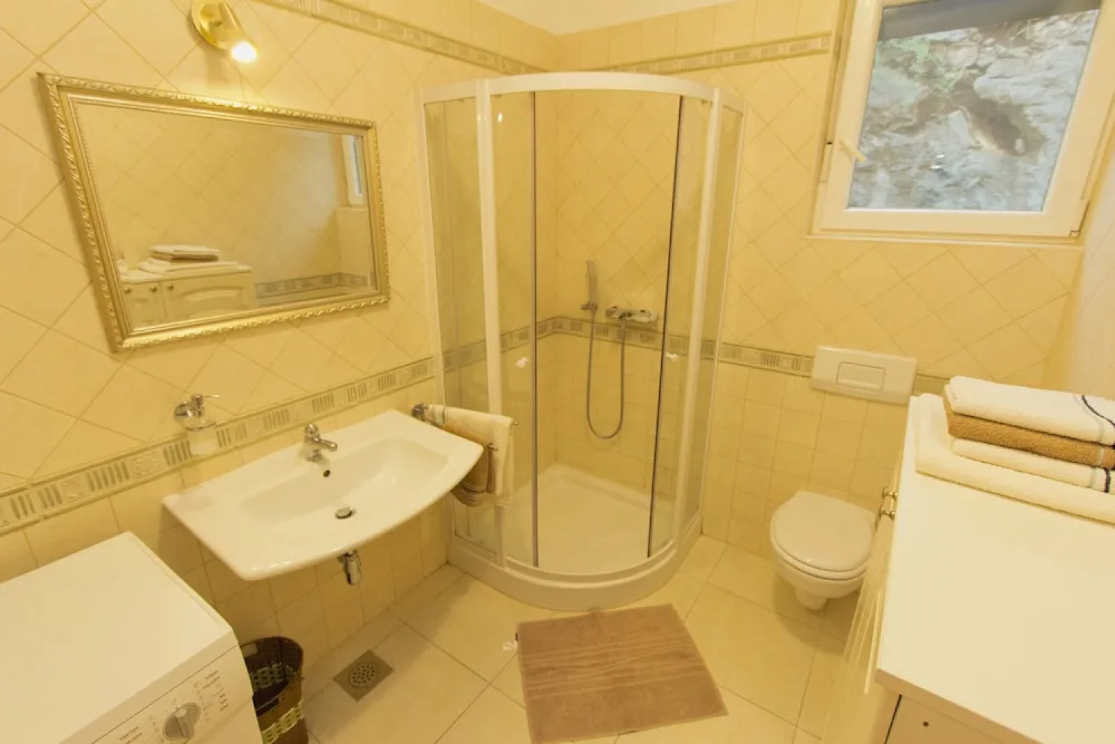 Luxury Three-bedroom Apartment With Amazing Overlook at the sea