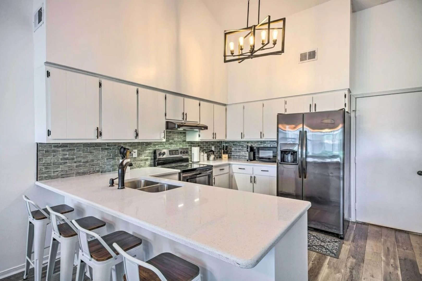 Navarre Home w/ Game Area + Screened-in Porch