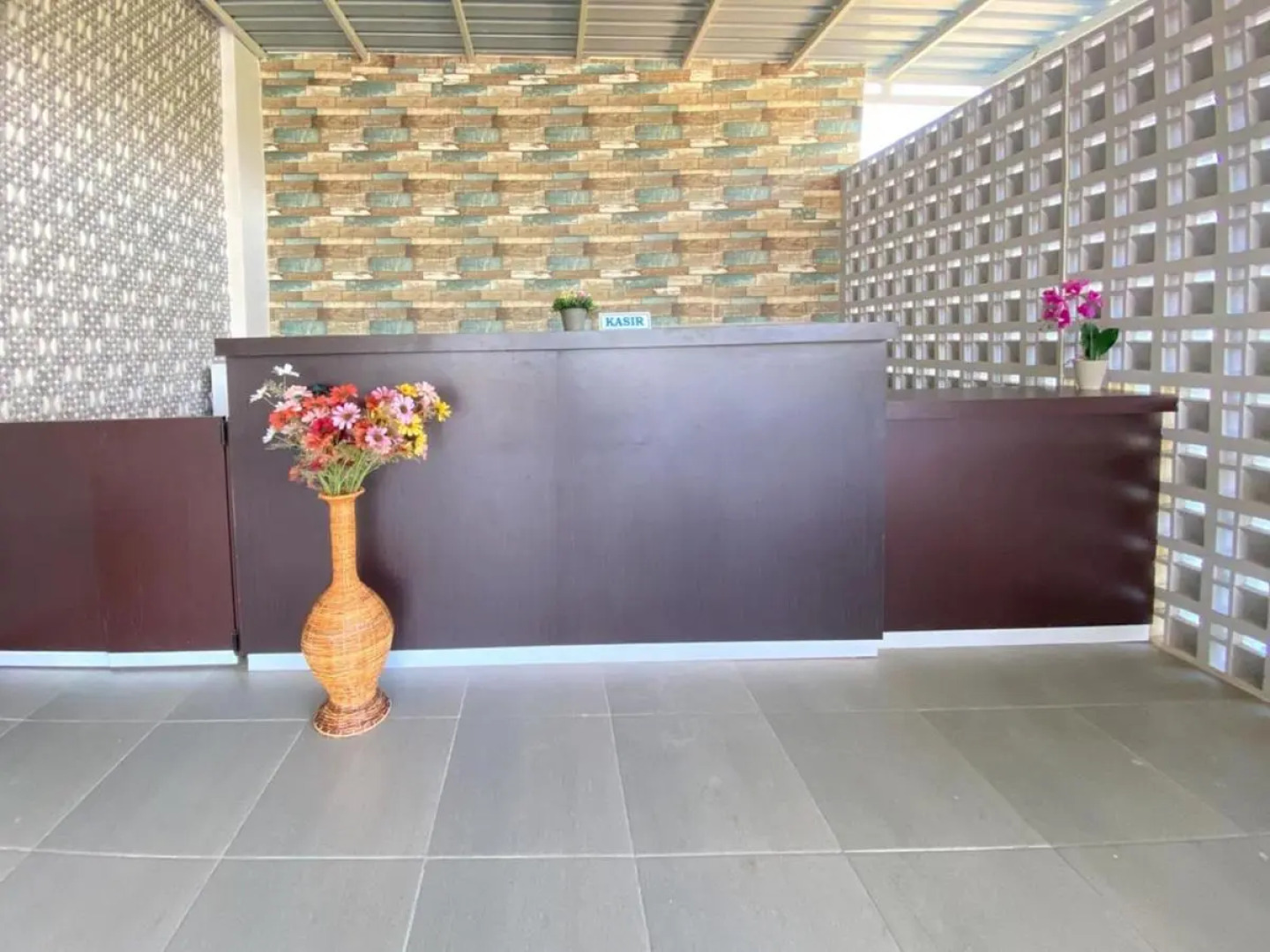 MJ Guest House Pusat Kota Malili Mitra RedDoorz