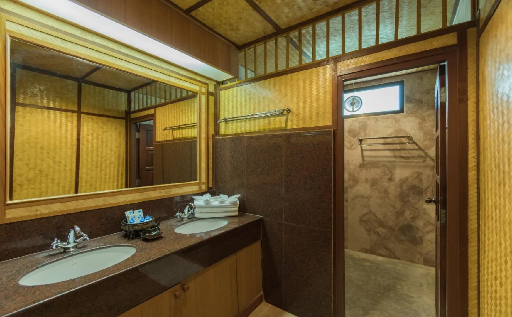 Coral Hotel Bangsaphan
