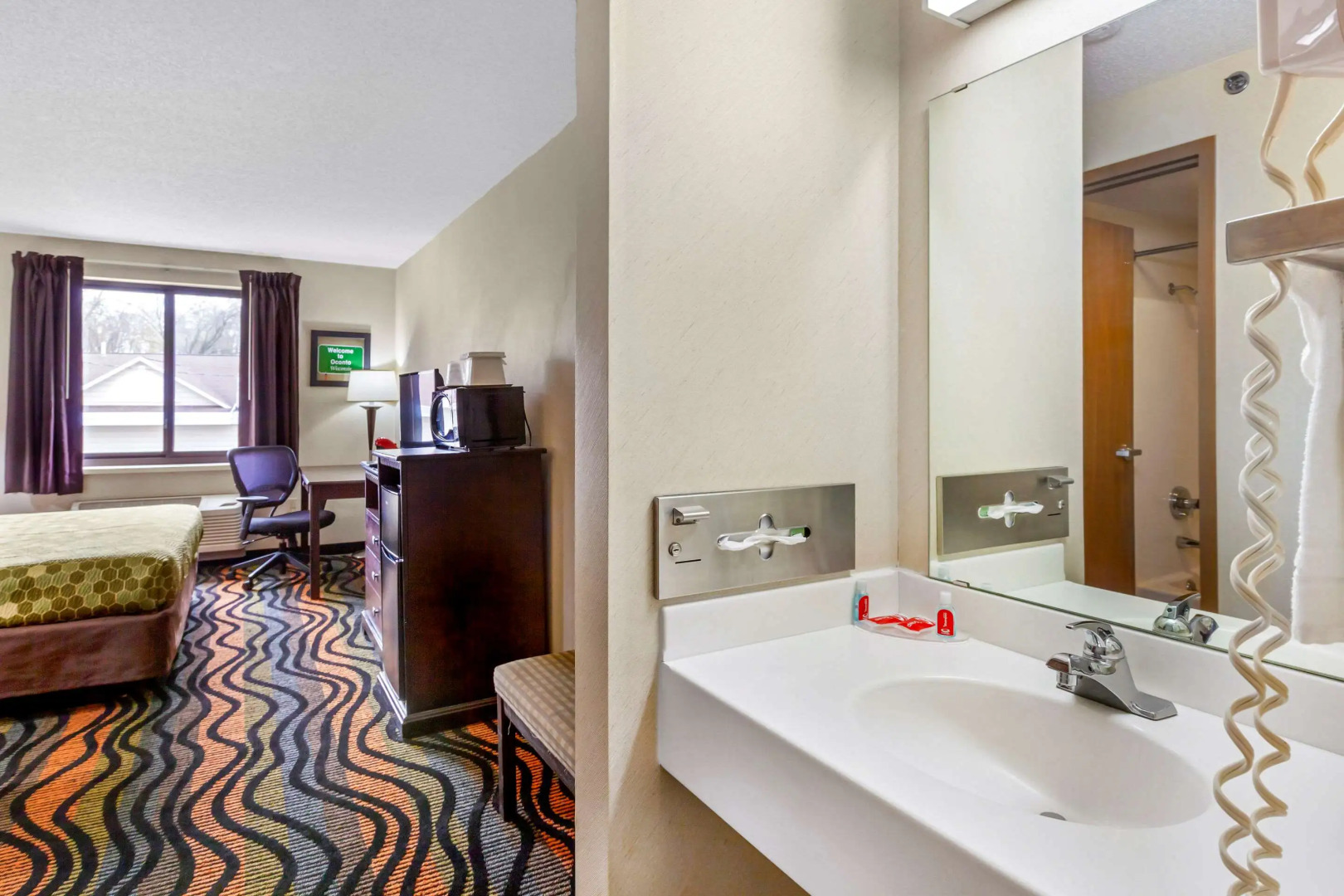 Econo Lodge Inn & Suites Oconto