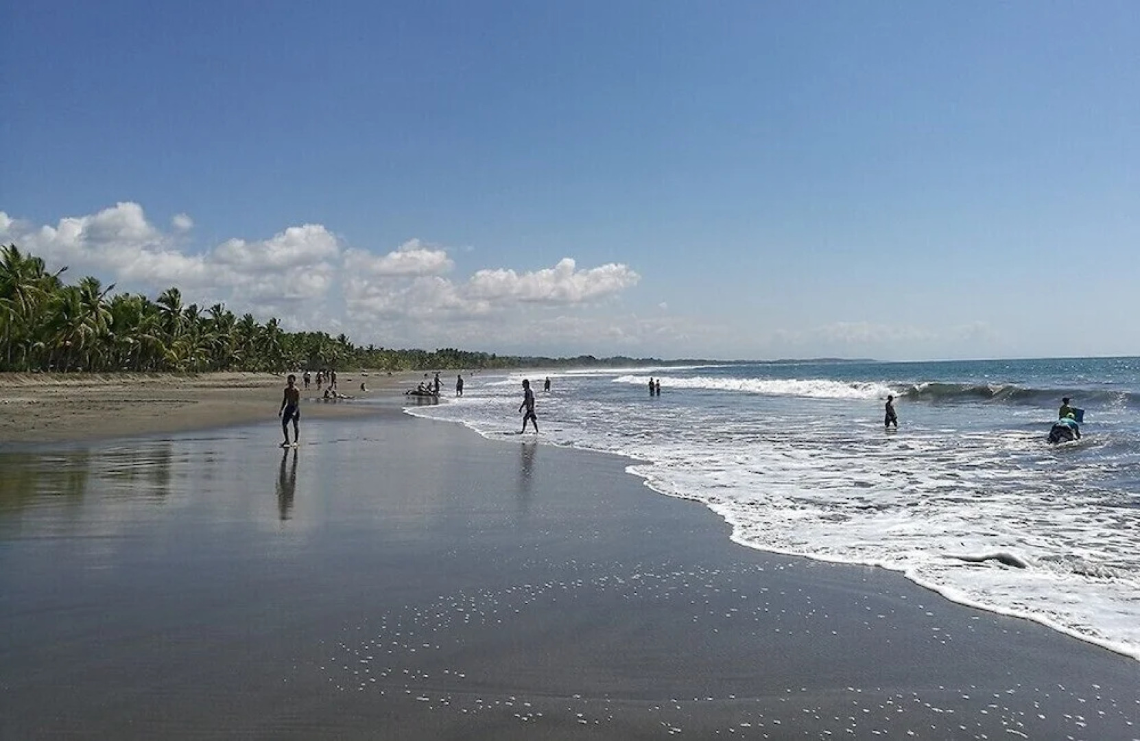 Esterillos Beach House Hostal