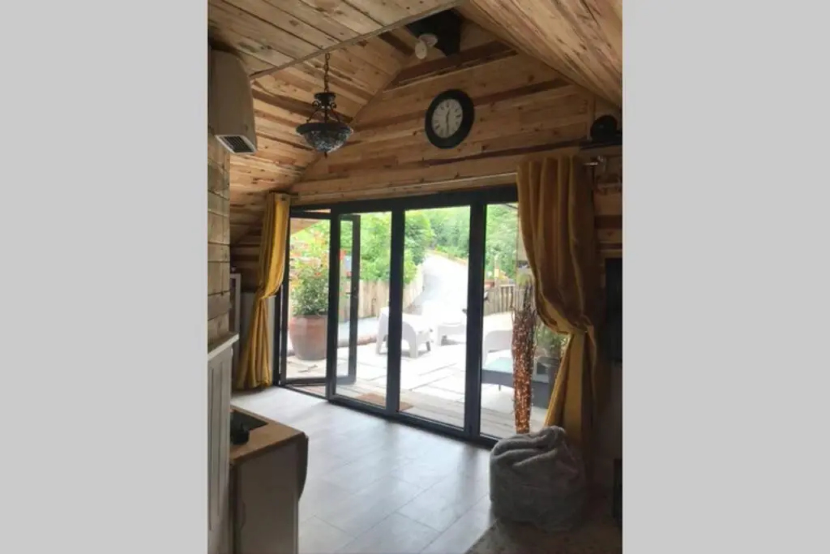 The Shed . A cosy, peaceful, 96% recycled, chalet.