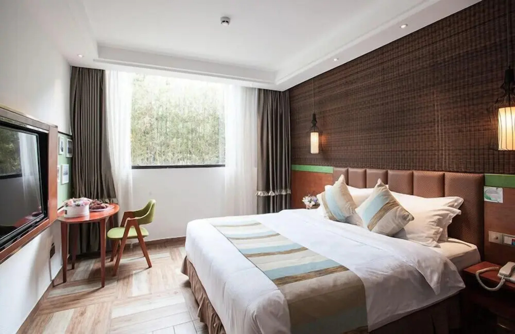 Yurong West Lake Cottage Resort Hotel