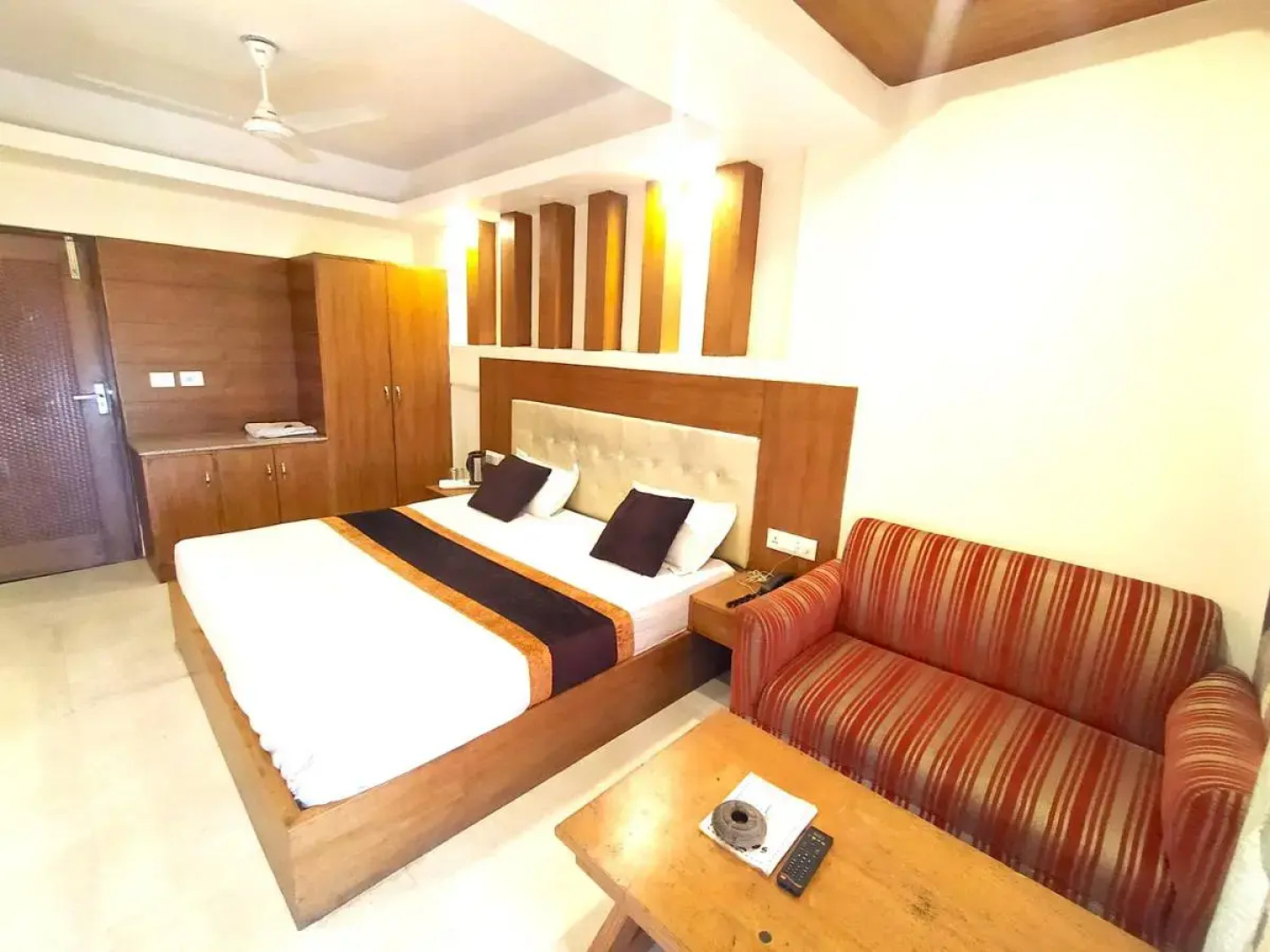 Hotel Samrat - On Mall Road