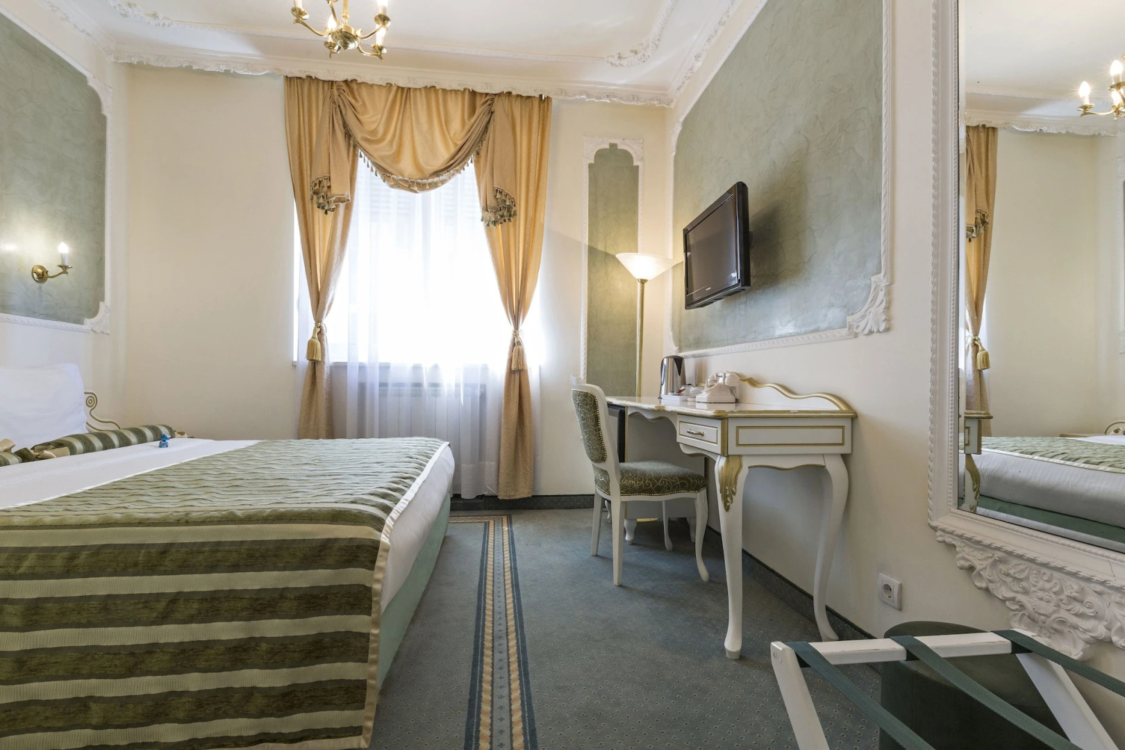 Queen's Astoria Design Hotel