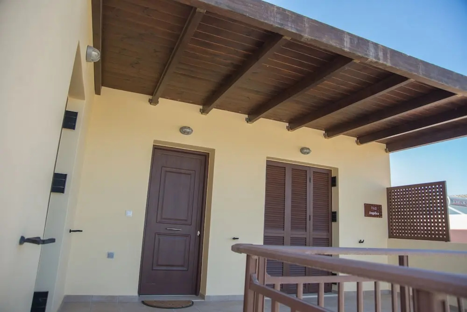 Angelica-Sea & Mountain View at a Sunny Retreat