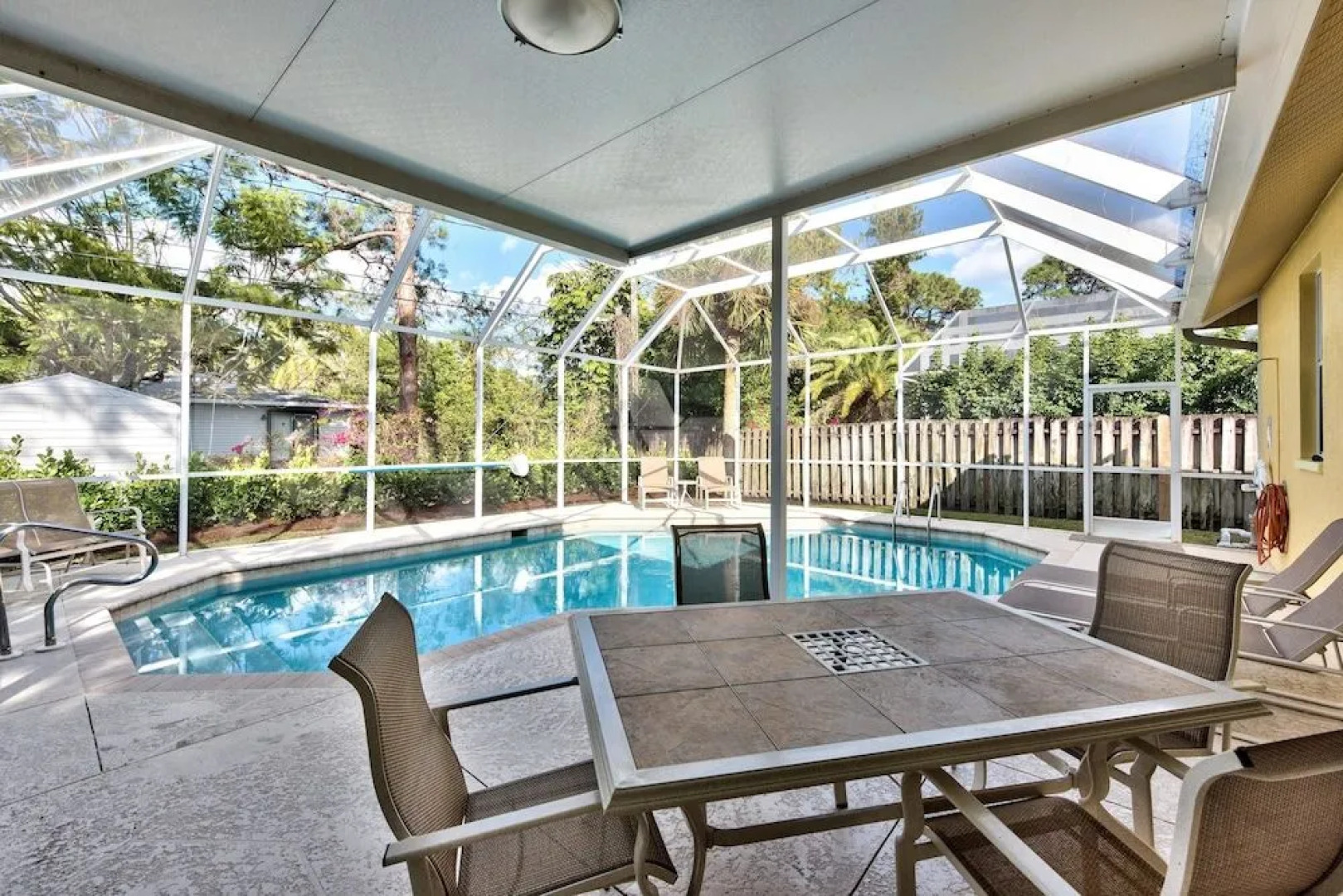 Tuscan Vacation Rental. Stylish 3-Bedroom Getaway Near Vanderbilt Beach Enjoy a Private Pool, Spacious Layout, and Modern Comforts Perfect for Families, Groups, and Pet-Friendly Stays