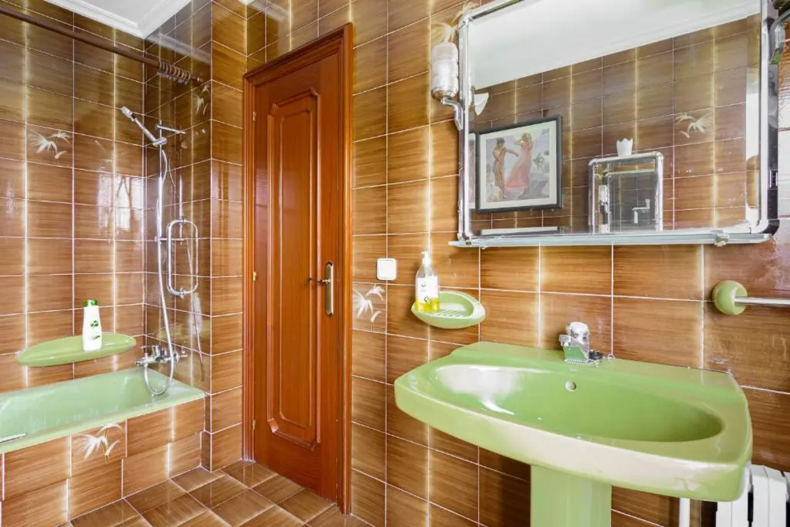 Casa marinera con piscina y jardín.