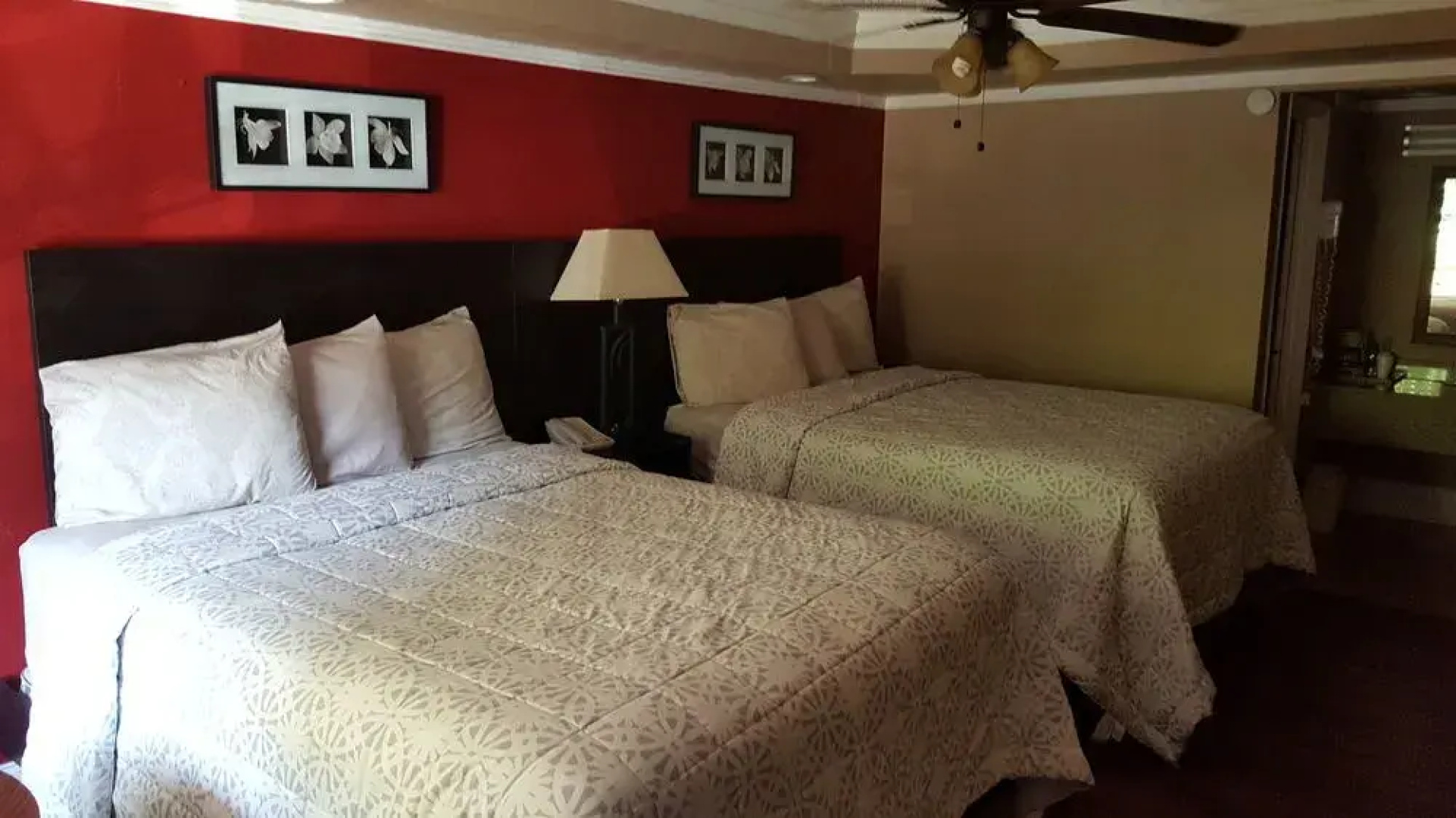 Riverbend Motel & Cabins
