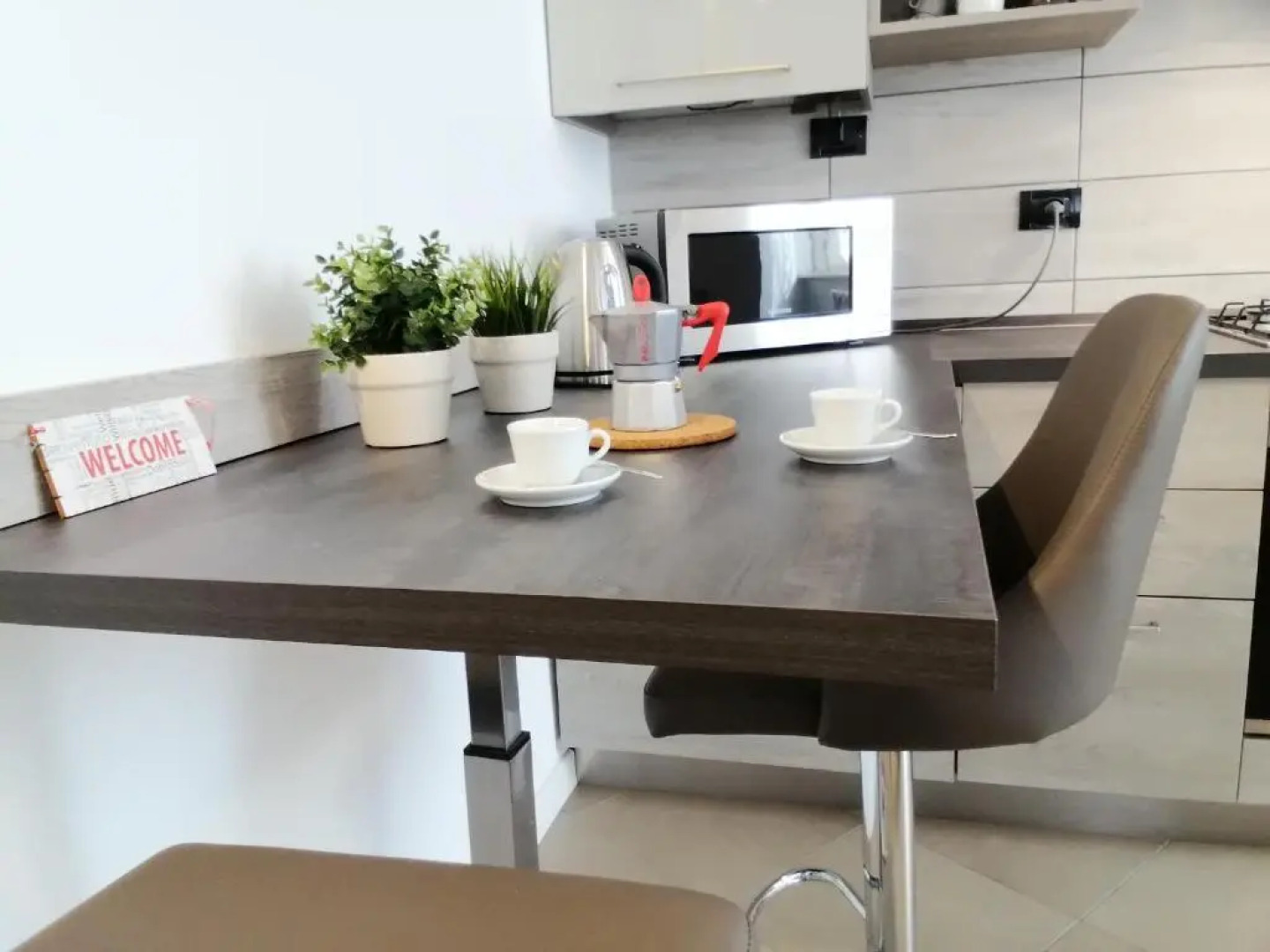 BELLAGIO DREAMS APT, pool, with private garden, near lake