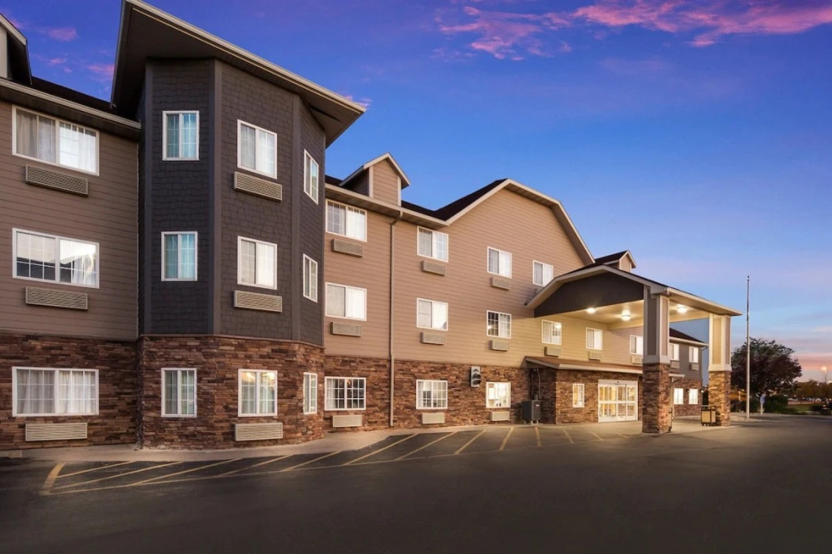 Red Roof Inn & Suites Omaha - Council Bluffs