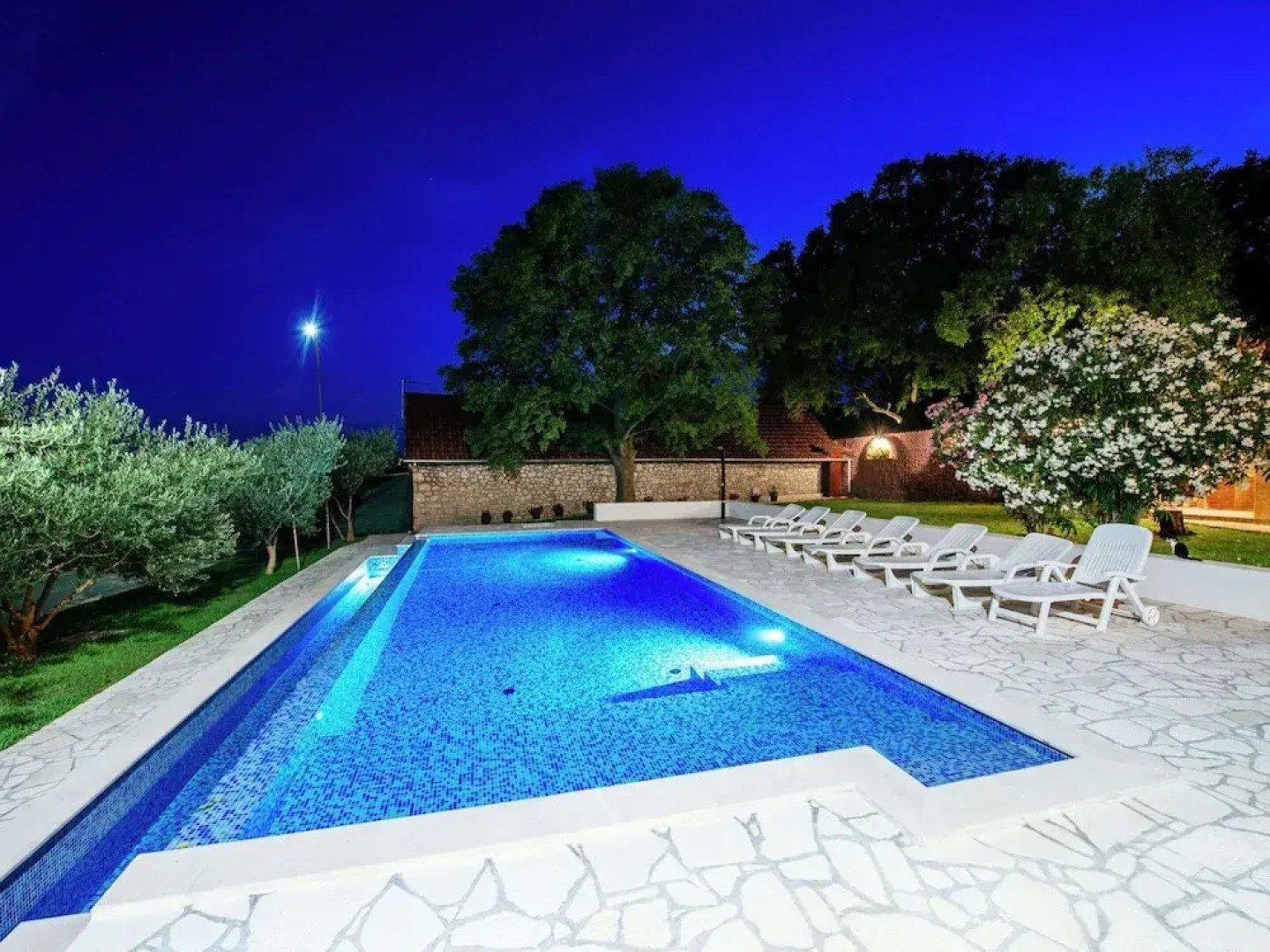 Private Estate With 2 Infinity Pools