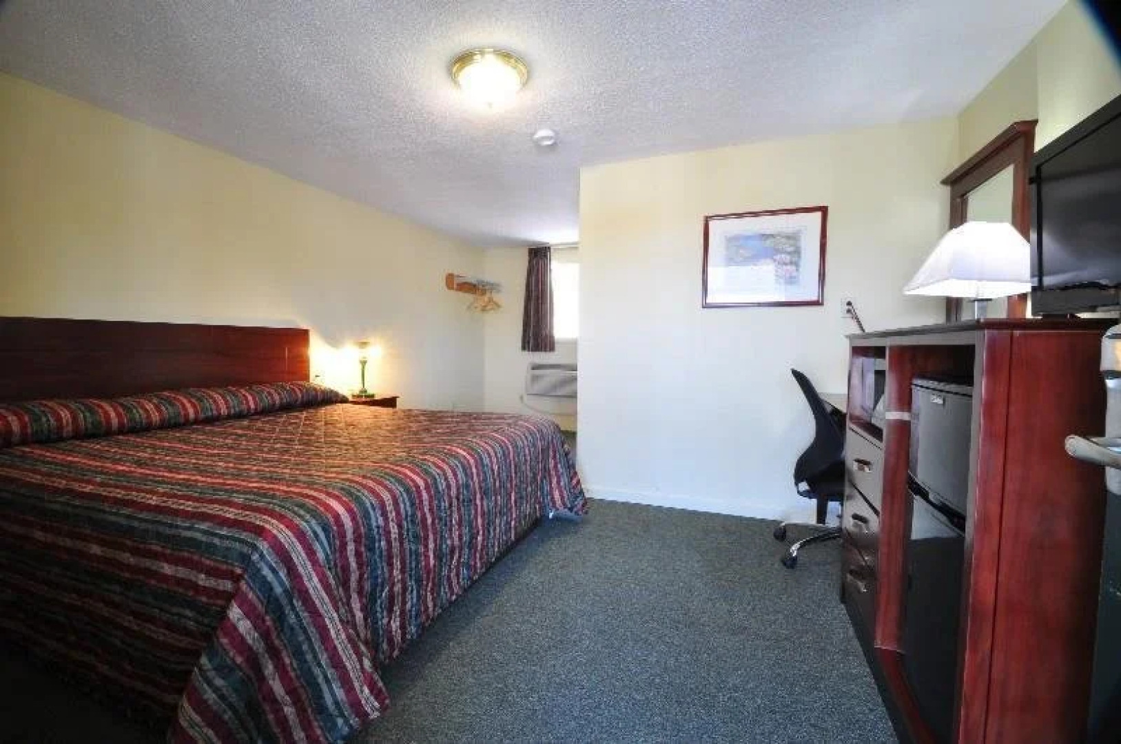 Chaplin Inn & Suites