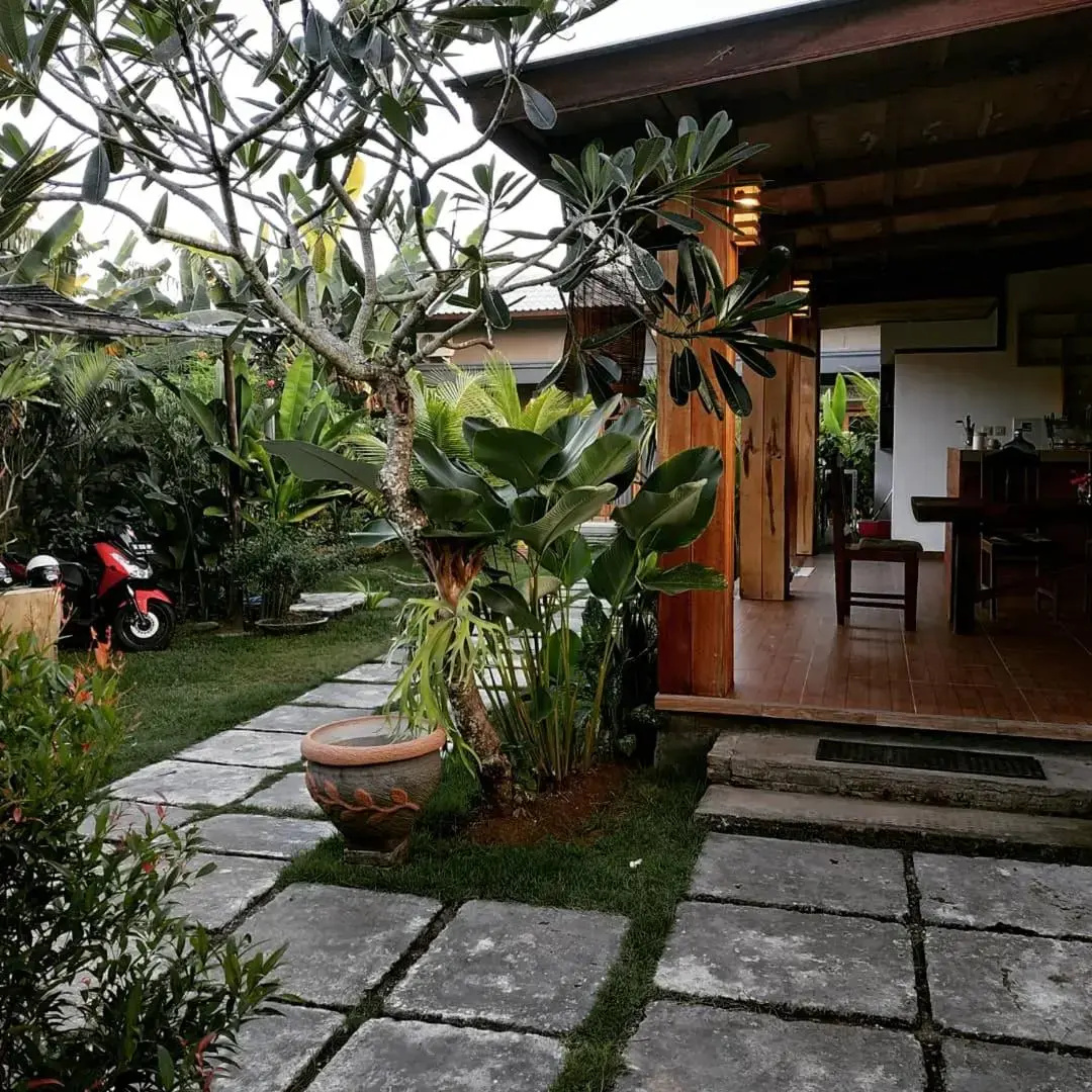 Surf Retreat Villa Sari