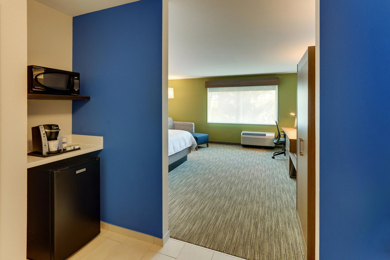 Holiday Inn Express & Suites Roanoke – Civic Center by IHG