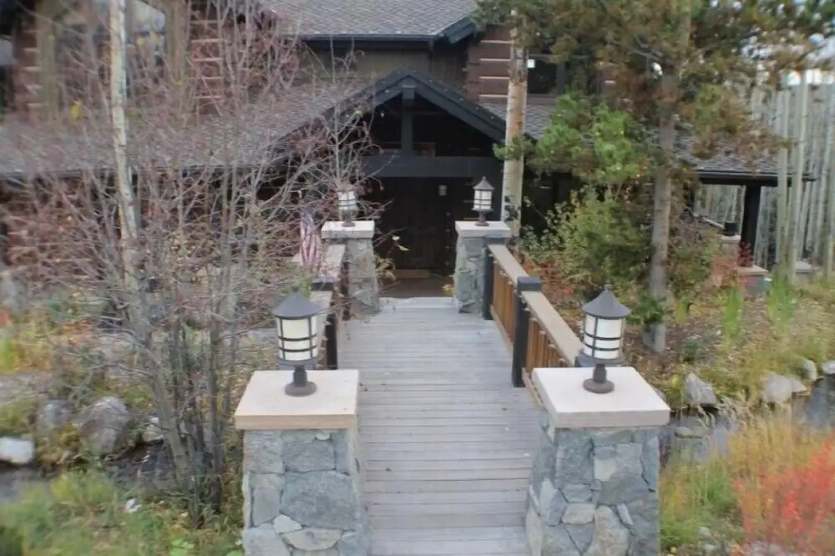 Three Peaks Mountain Lodge 5 Bedroom Home by RedAwning
